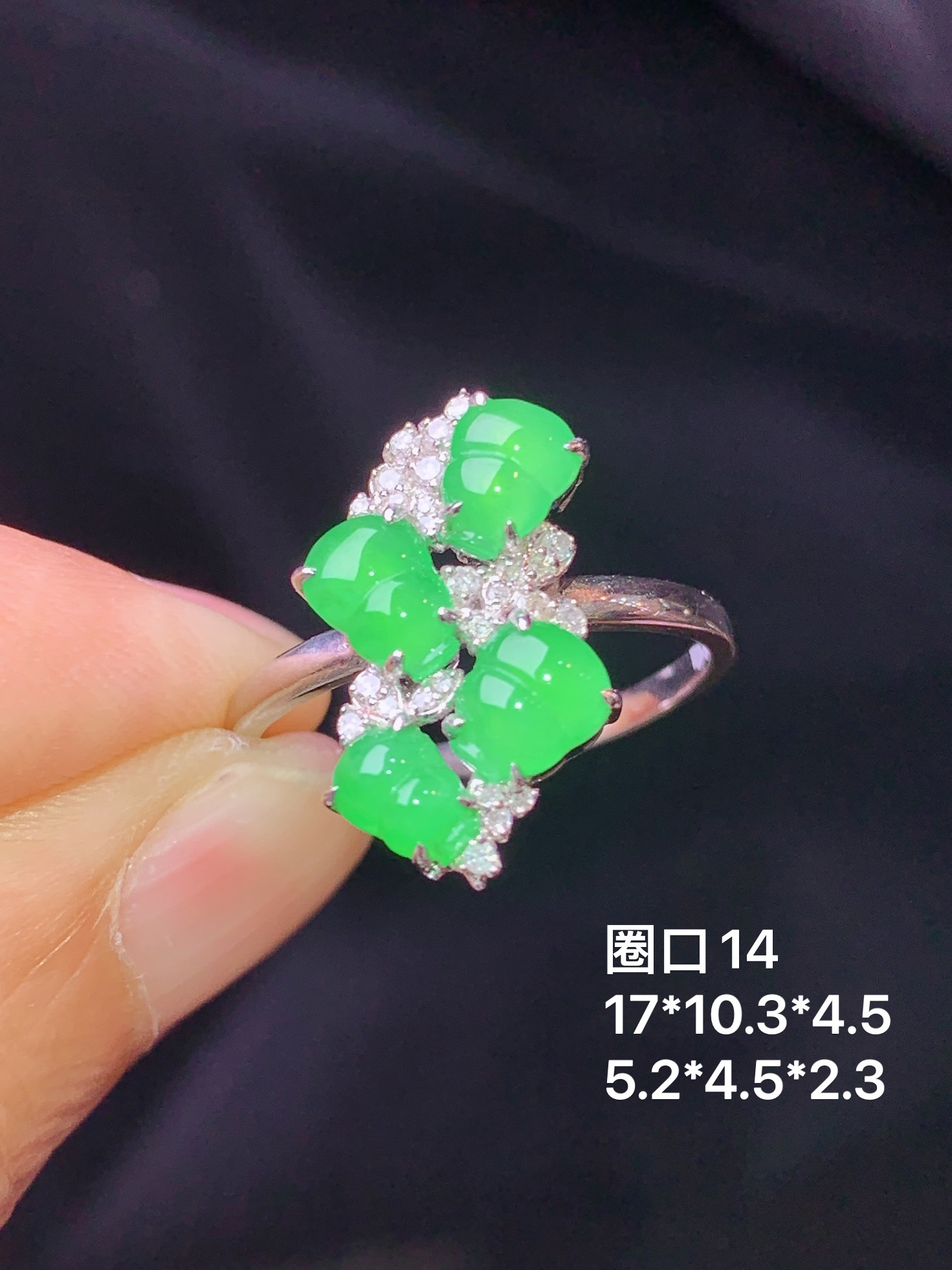 18k金钻镶嵌翠绿葫芦戒指 玉质细腻 色泽艳丽清新 水润亮眼 圈口14 整体尺寸17*10.3*4.5t1