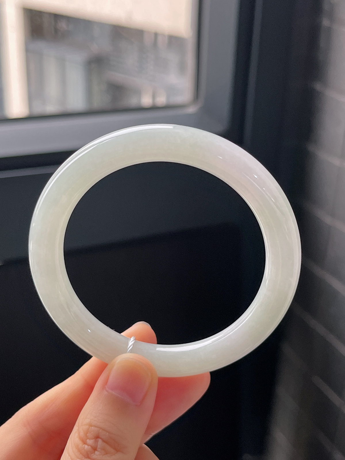 圆镯52.9圈口，翡翠冰糯种淡绿色手镯