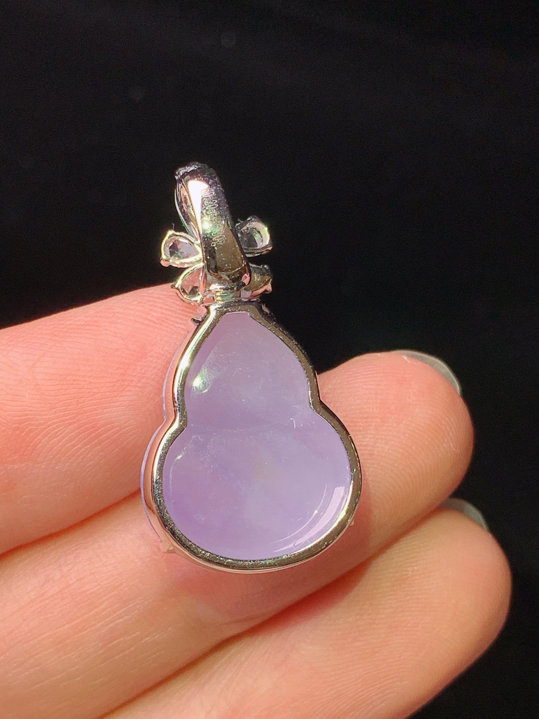 18k金钻镶嵌淡紫罗兰葫芦吊坠 玉质细腻 色泽艳丽清新 水润亮眼 整体尺寸28.6*14.6*7m5