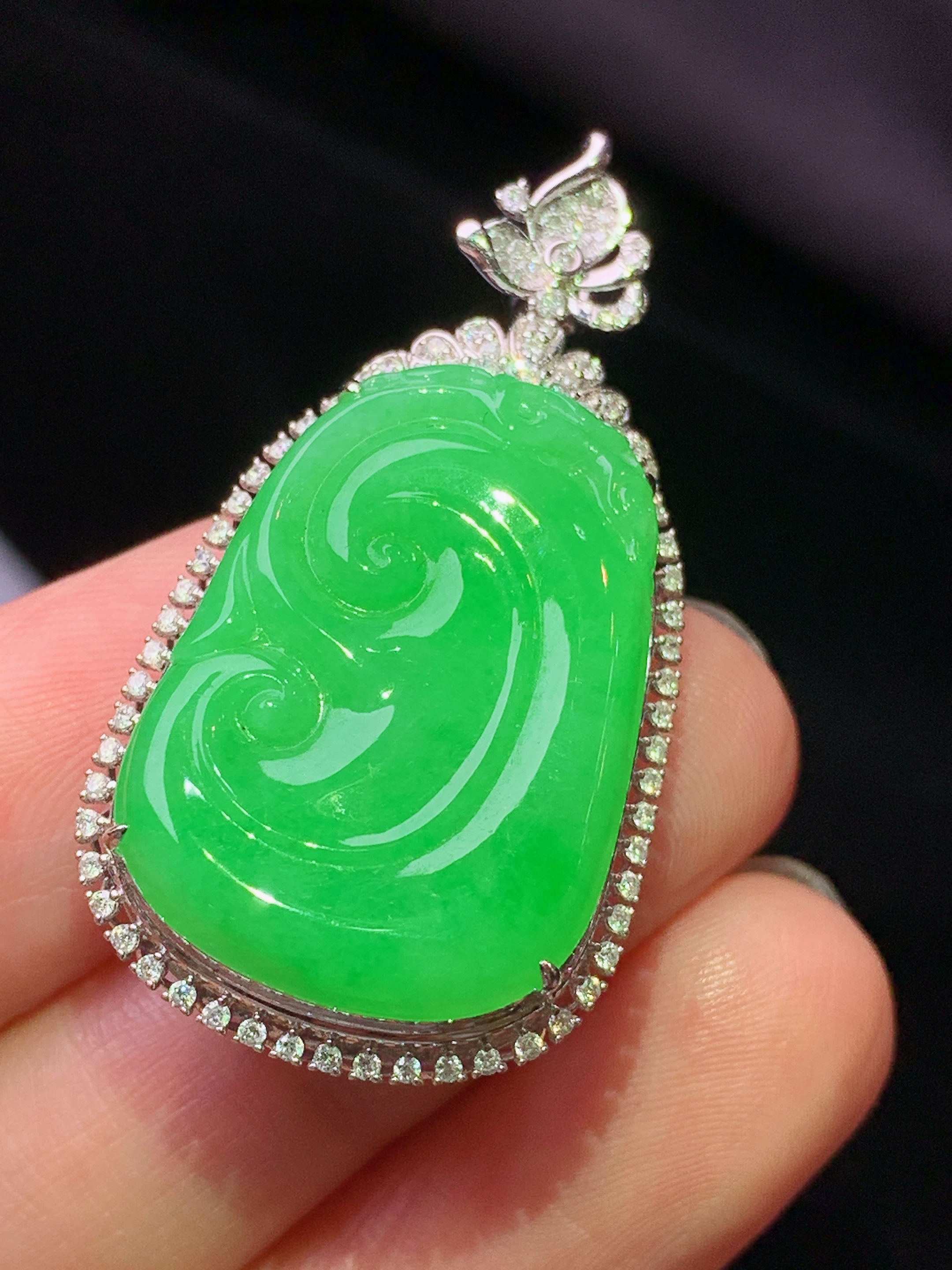 18k金钻镶嵌翠绿如意吊坠 玉质细腻 色泽艳丽清新 水润亮眼 整体尺寸38.5*20.5*9.8k1
