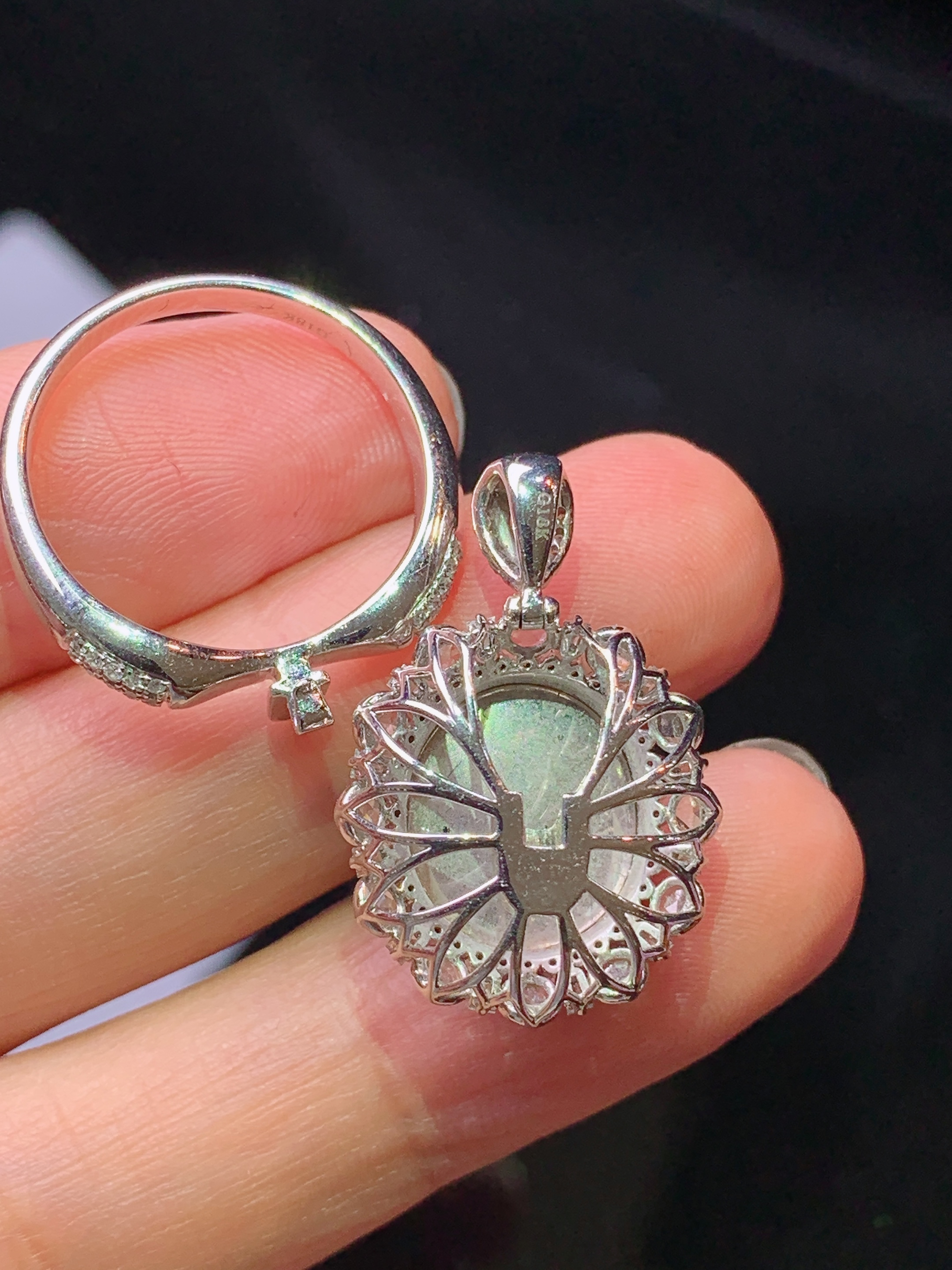 18k金钻镶嵌翠绿蛋面戒指吊坠两用款 玉质细腻 色泽艳丽清新 水润亮眼 圈口14 整体尺寸24.5*16.3*11.6k1