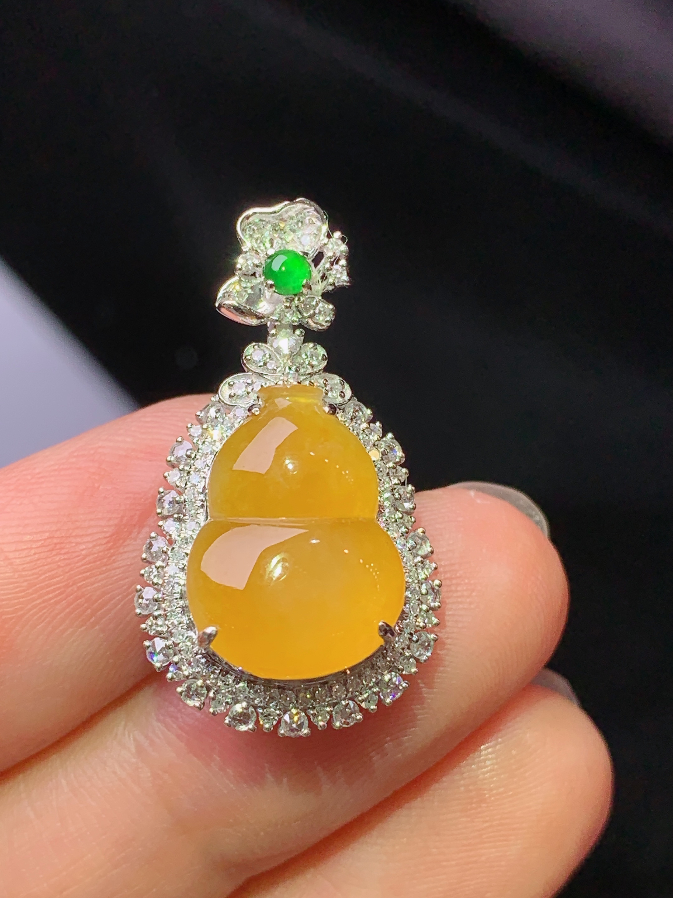 18k金钻镶嵌黄翡葫芦吊坠 玉质细腻 色泽艳丽清新 水润亮眼 整体尺寸27*15.5*9.8k1