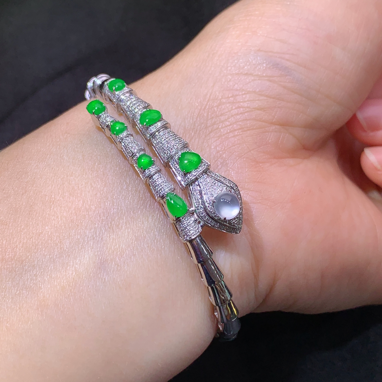 冰阳绿水滴手镯，18k金镶嵌，款式新颖，冰润色阳，种水足，Mi 圈口55.1 裸石4.6*4.3*2