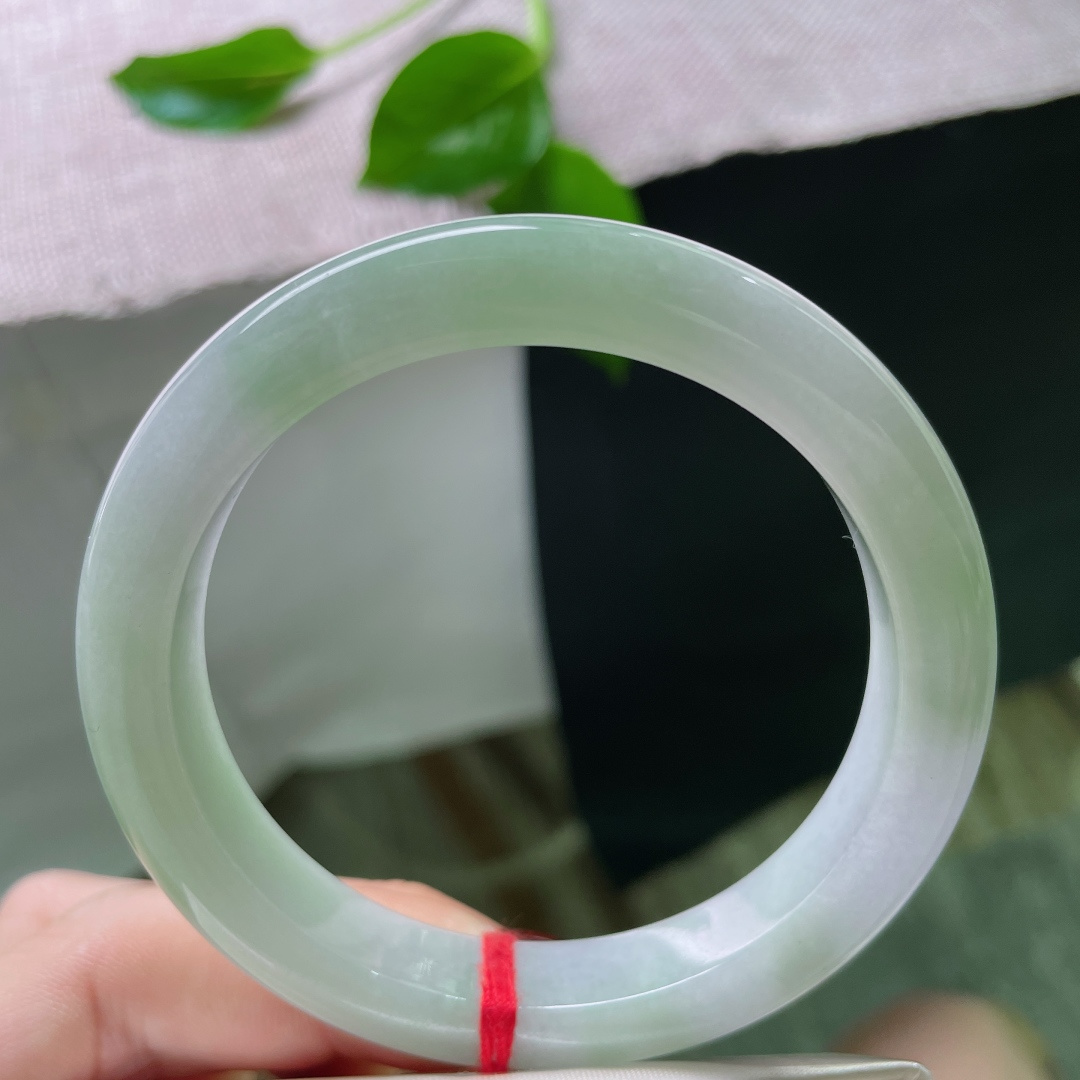 56.8/10.5/8.3，春彩正圈，水头好，莹润细腻，干净，绰约多姿，ss50096a