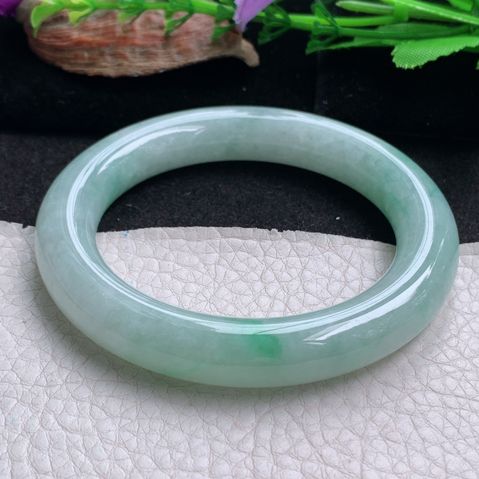 n实拍56*11*11.3美人镯 天然翡翠a货手镯飘绿大气圆条玉镯子