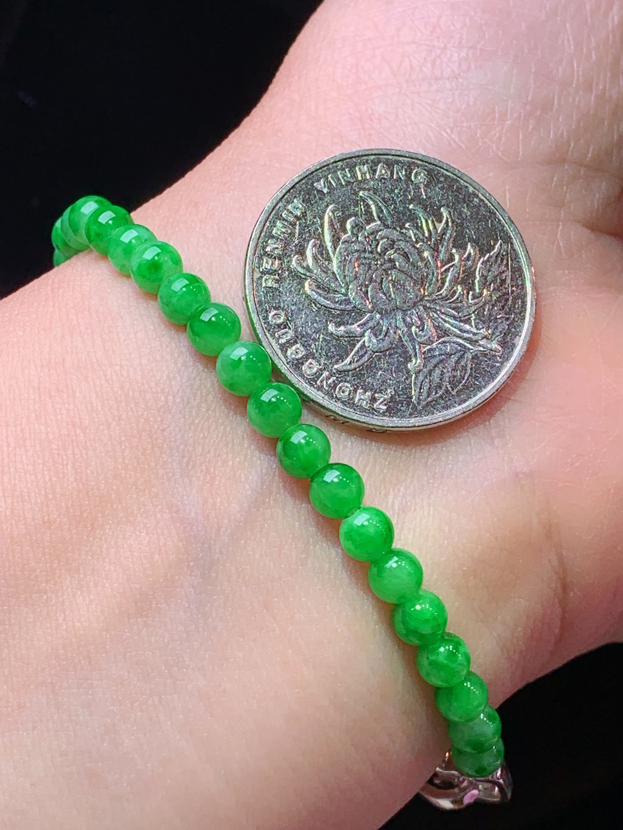 18k金钻镶嵌满绿圆珠手链 玉质细腻 色泽艳丽清新 水润亮眼 整体尺寸4.2