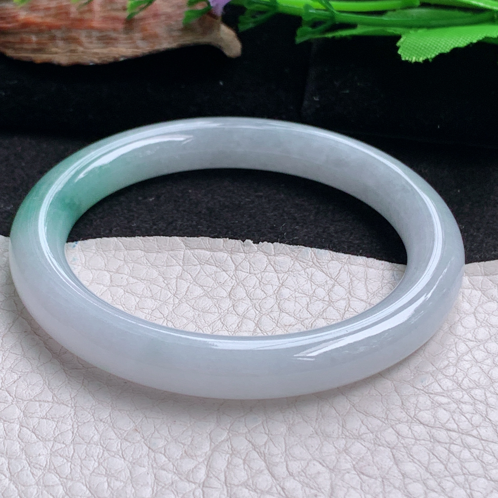 n实拍55*9美人镯 天然翡翠a货手镯水润飘花圆条正圈玉镯子