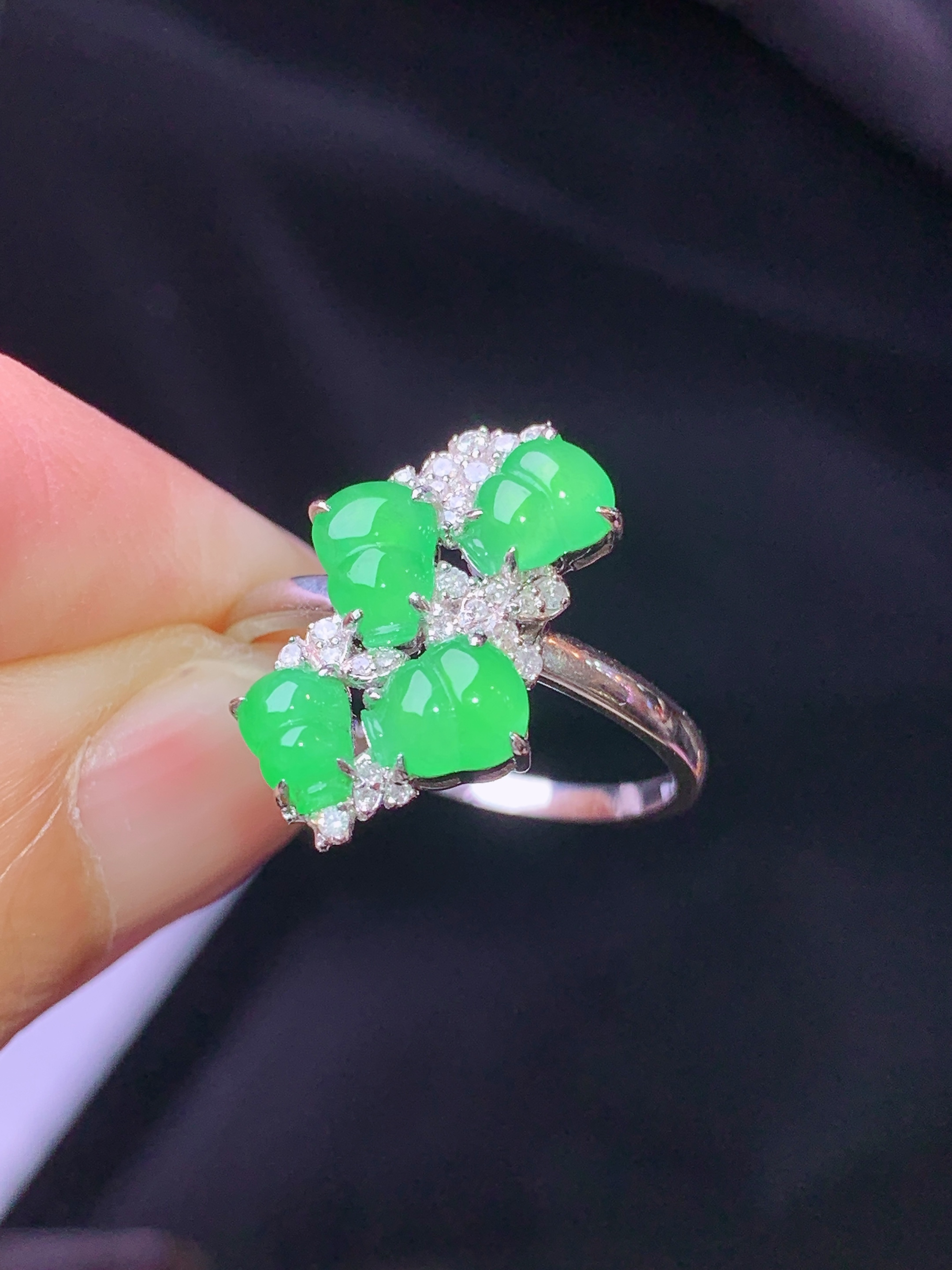 18k金钻镶嵌翠绿葫芦戒指 玉质细腻 色泽艳丽清新 水润亮眼 圈口14 整体尺寸17*10.3*4.5t1