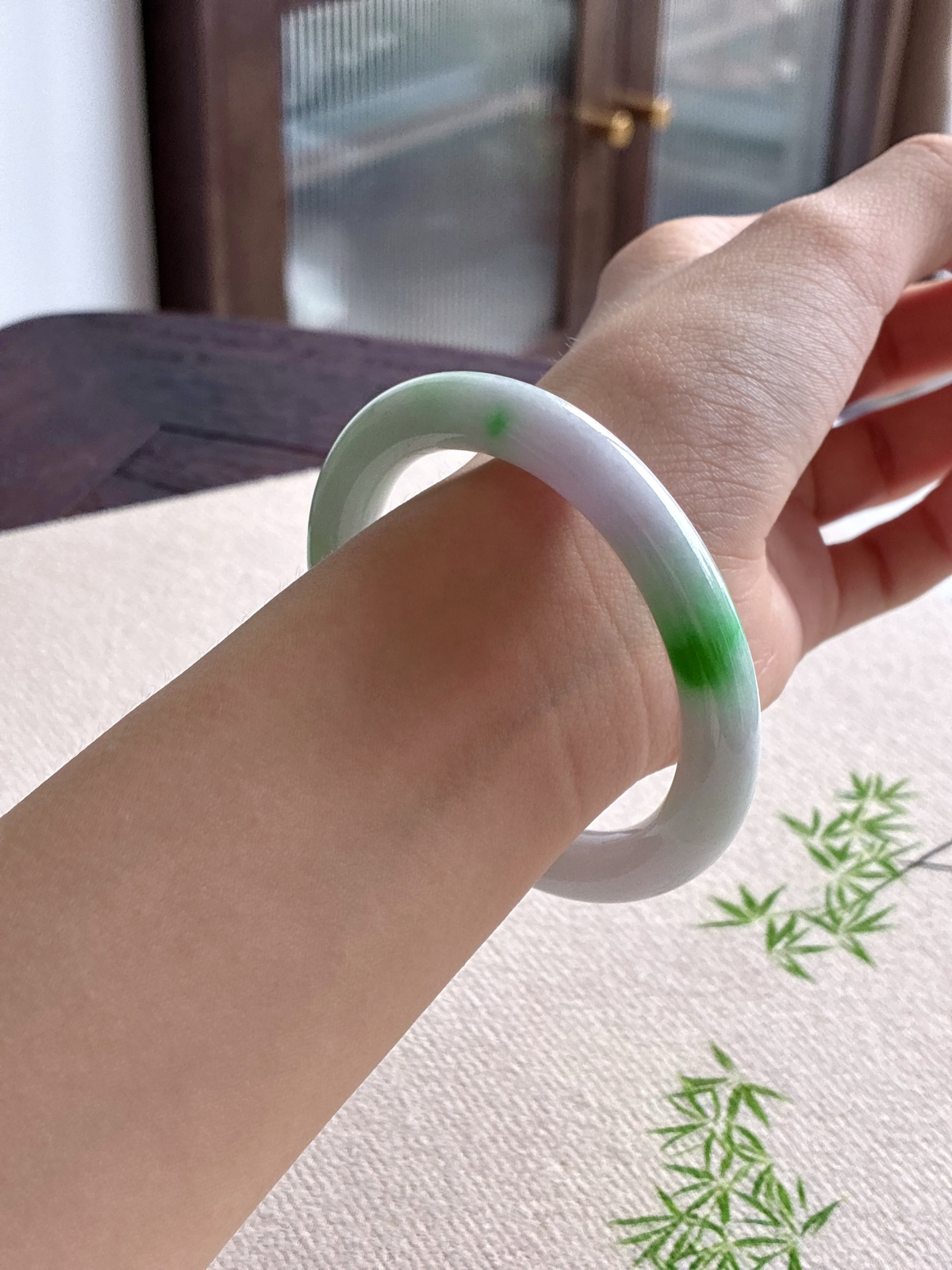 【手镯】🫧圆条 圈口53 54
【尺寸】52.4-8.8-9.3
【说明】白底青 飘绿花 冰飘花 小圈口 种老细腻 缅甸A货翡翠 无纹裂