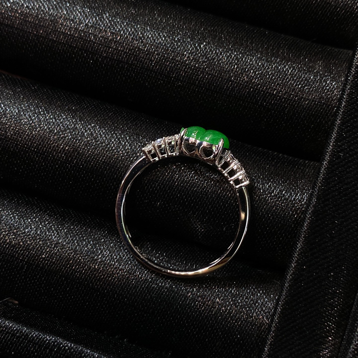 冰阳绿葫芦戒指 
好可爱！好精致！好饱满！
种水色形态都好！上手很有存在感
18k金镶嵌
尺寸如图一  实物更美～