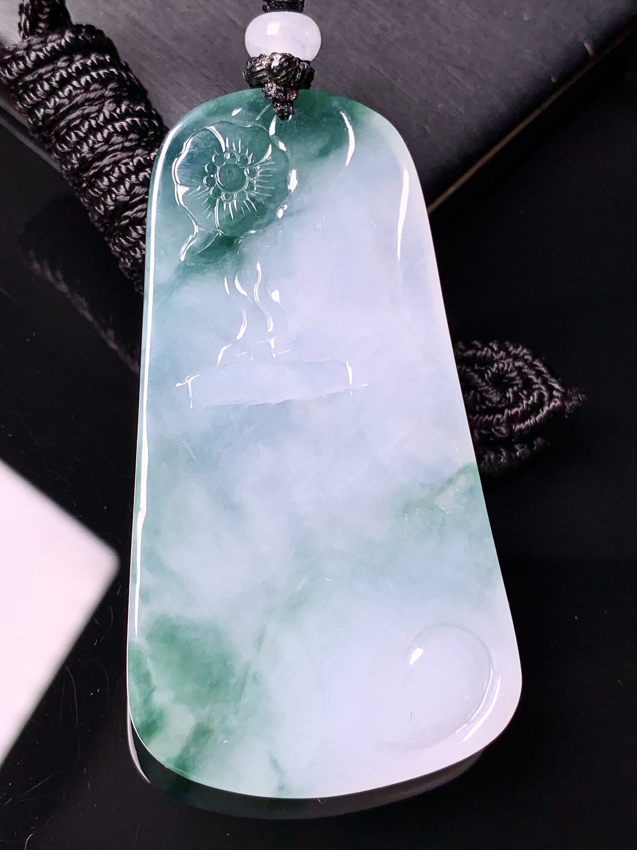 飘绿观音菩萨吊坠 玉质细腻 色泽艳丽清新 水润亮眼 整体尺寸61.5*33.2*6L1