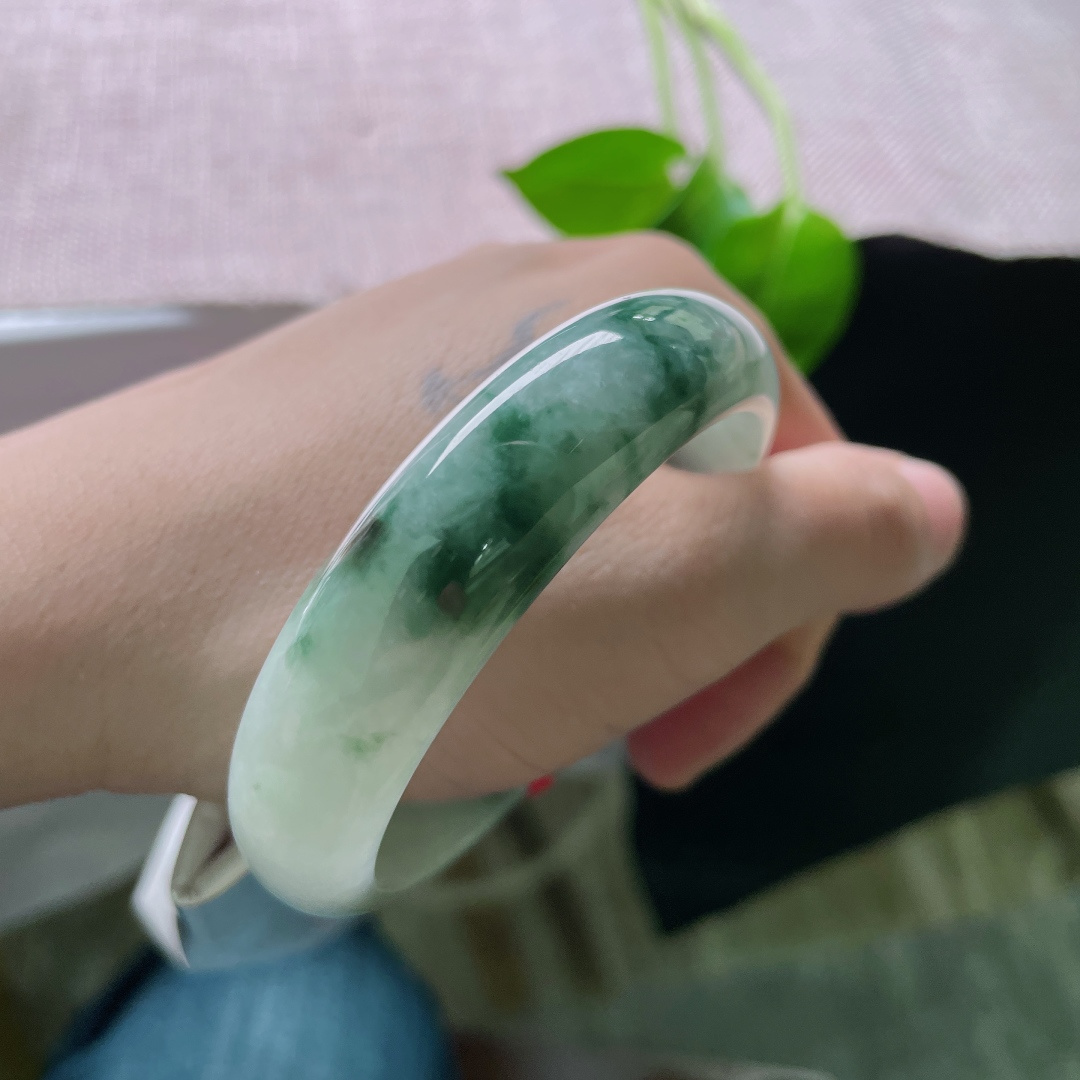 55.7/14.5/7.3，飘花正圈，宽版大气，玉润生花，腕间清风，低调却很有质感。棉线，ss49364a