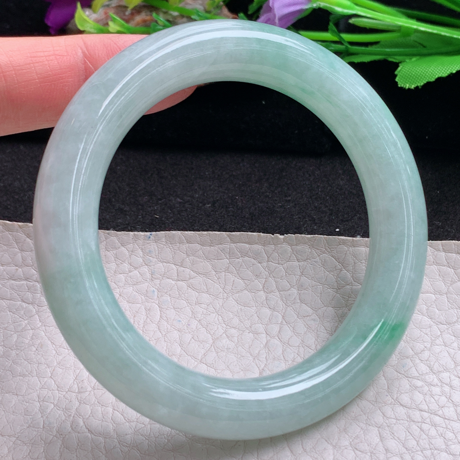 n实拍56*11*11.3美人镯 天然翡翠a货手镯飘绿大气圆条玉镯子