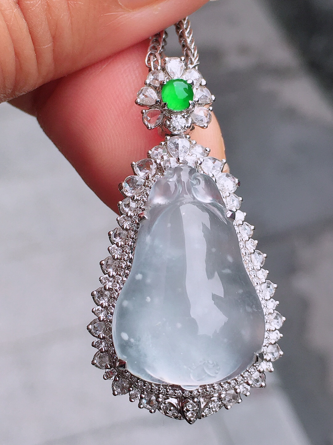 冰种福瓜吊坠，玉质细腻，荧光感超
强，饱满圆润，尽显优雅气质，18k
金豪华镶嵌