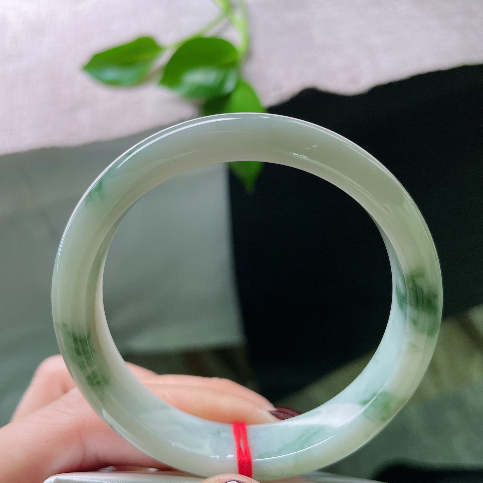 54/12.1/7，飘花正圈，水润细腻，花影摇曳生姿，佩戴经典，竖纹，