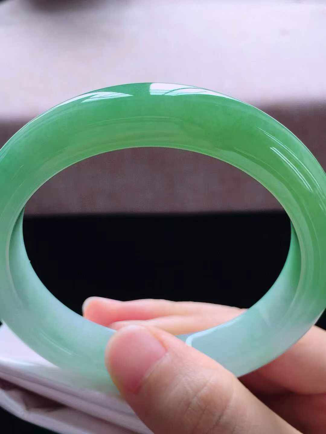 【翡翠名称】老种冰飘绿58正圈口圆条手镯
【翡翠尺寸】58*12.8*9mm适合57-59正圈口佩戴