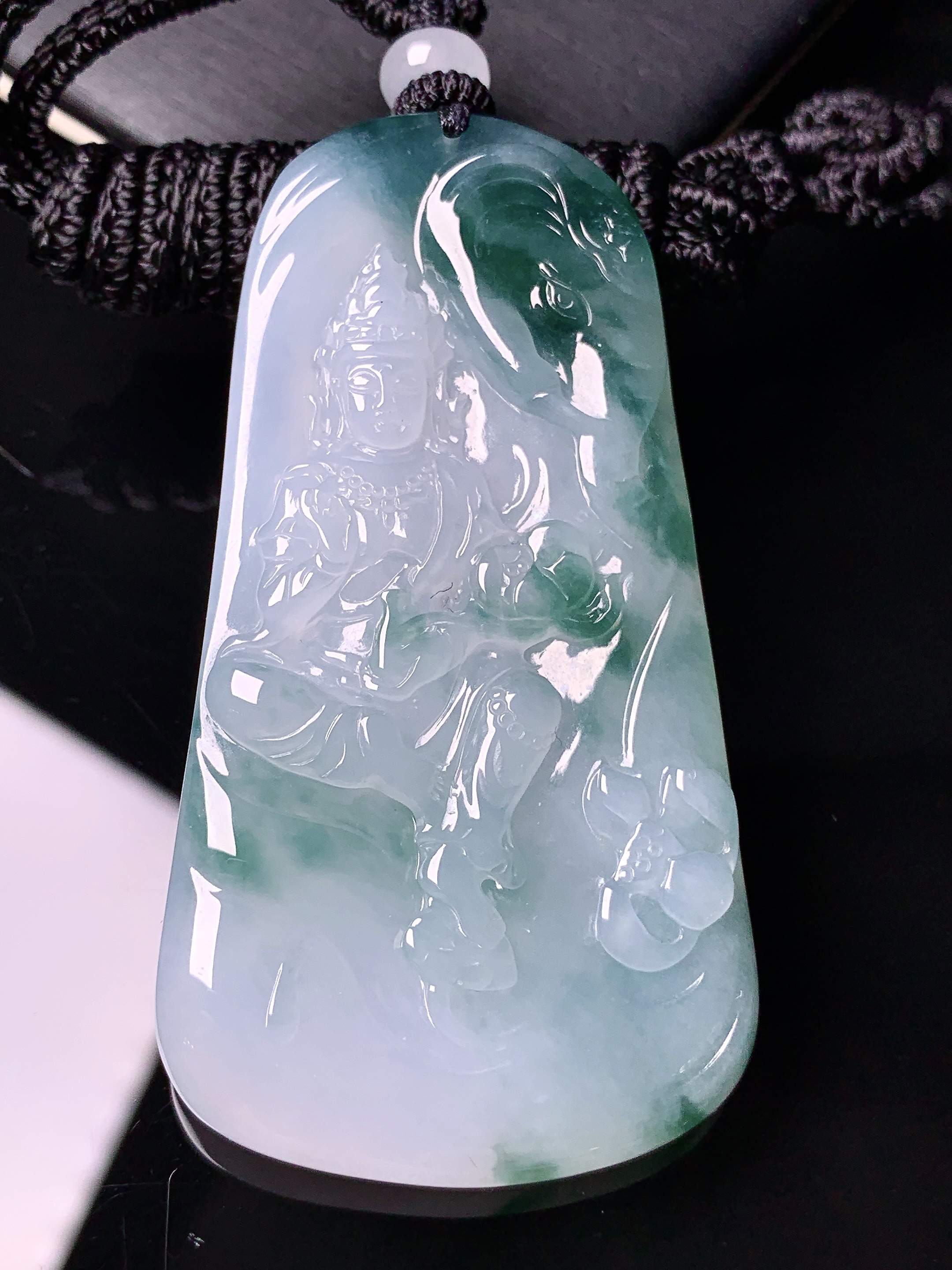 飘绿观音菩萨吊坠 玉质细腻 色泽艳丽清新 水润亮眼 整体尺寸61.5*33.2*6L1