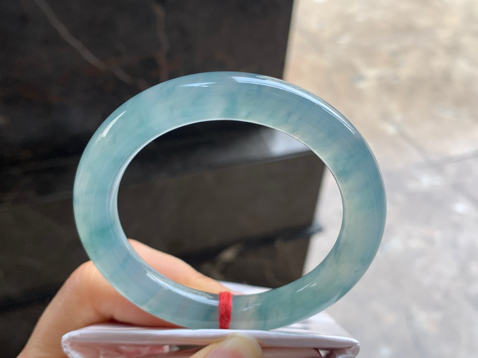 54.5-10.2

冰蓝圆条手镯^_^鲜艳