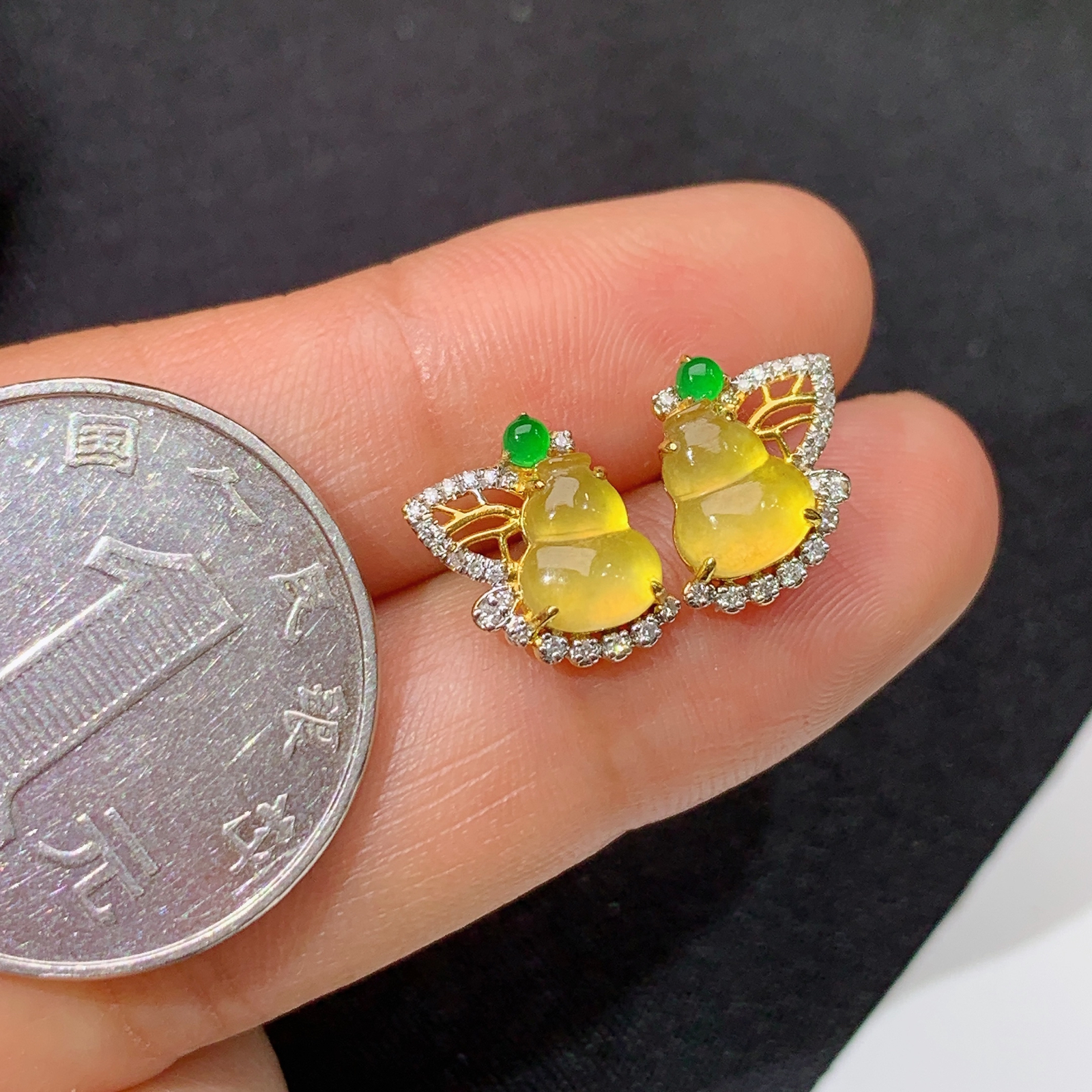 冰黄翡葫芦耳钉，18k金镶嵌，款式新颖，冰润鲜艳，种水足，Mi 尺寸6.6*5.3*2