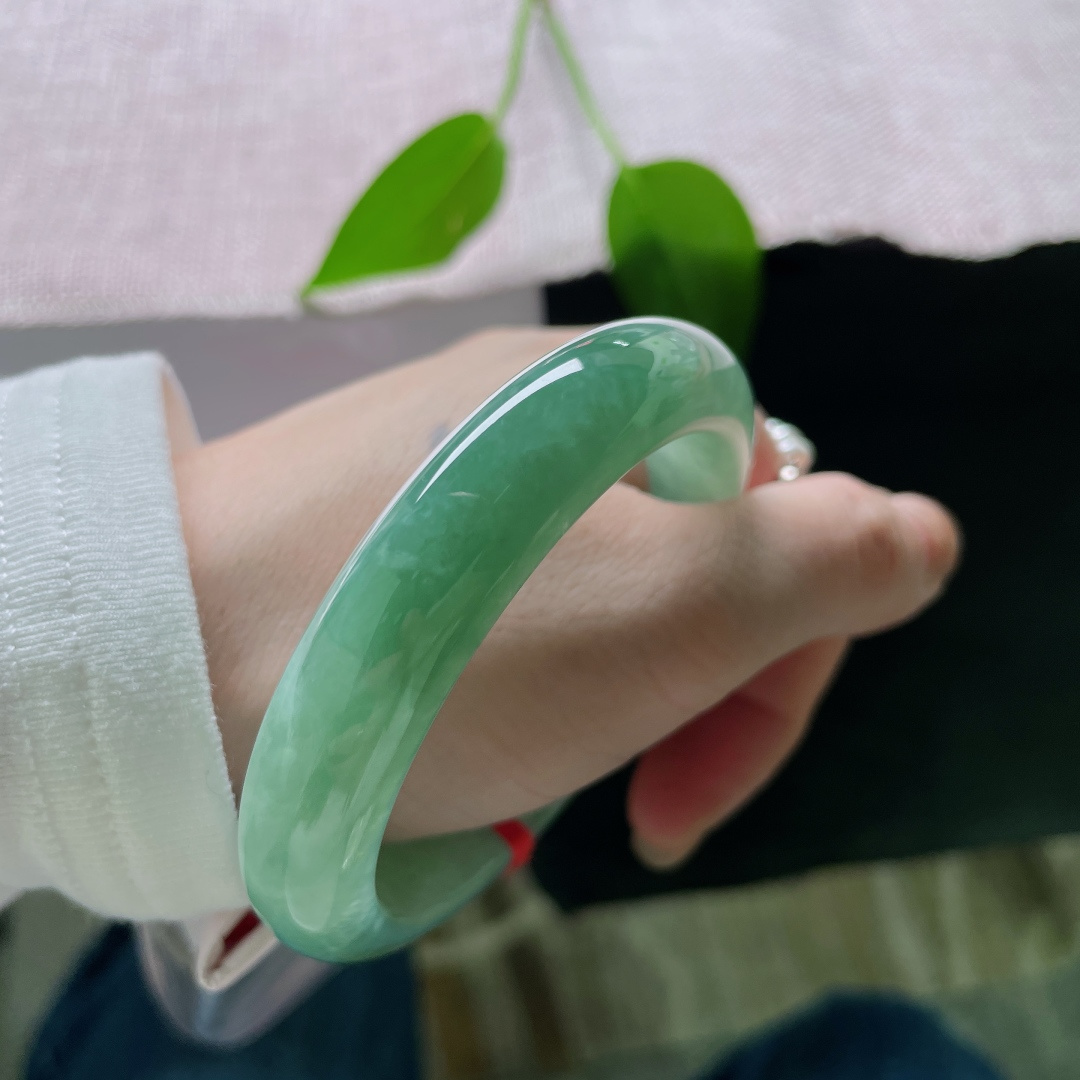 56/12.3/8.1。湖水绿正圈，水头好，是夏日荷塘的风，是雨后竹林的翠。晶体结构，ss50290a