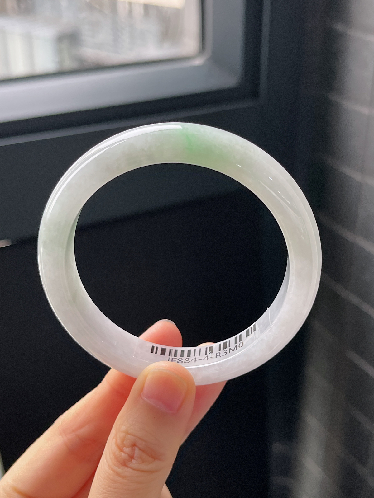 正圈55圈口，翡翠糯化种淡绿色手镯