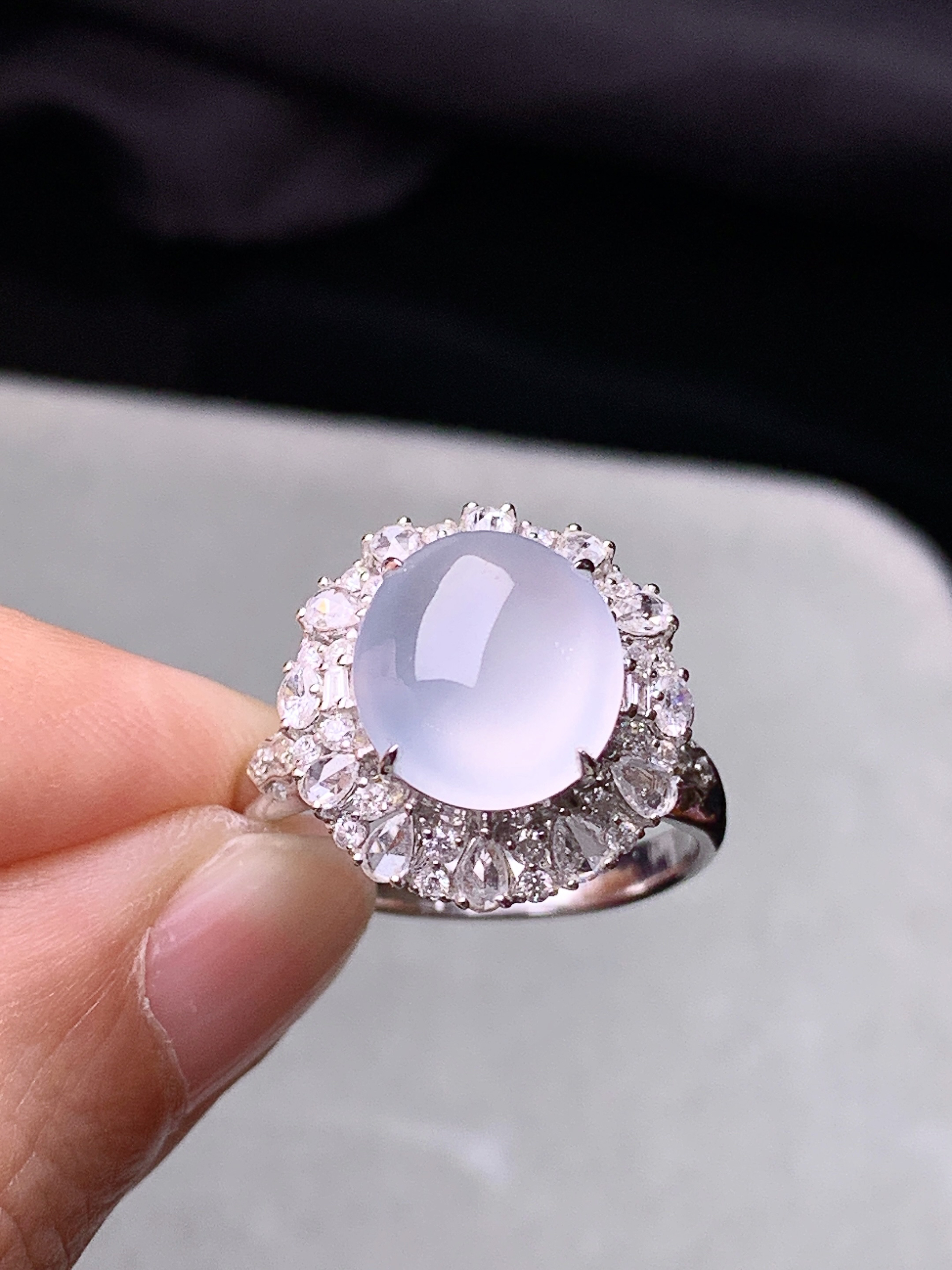 18k金钻镶嵌冰种蛋面戒指 玉质细腻 色泽艳丽清新 水润亮眼 圈口14.5 整体尺寸15.8*15*11t1