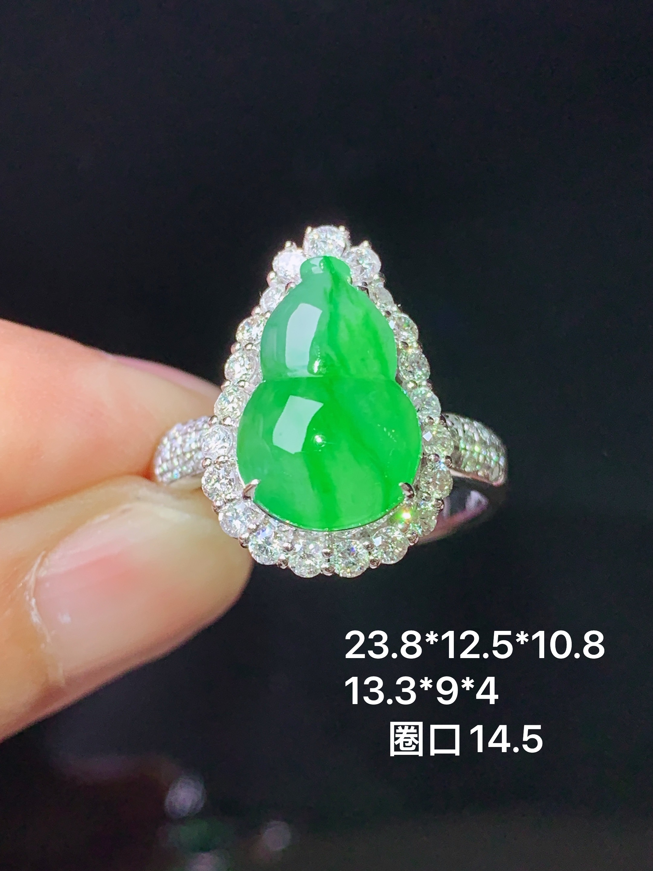 18k金钻镶嵌翠绿葫芦戒指吊坠两用款 玉质细腻 色泽艳丽清新 水润亮眼 圈口14.5 整体尺寸23.8*12.5*10.8m5