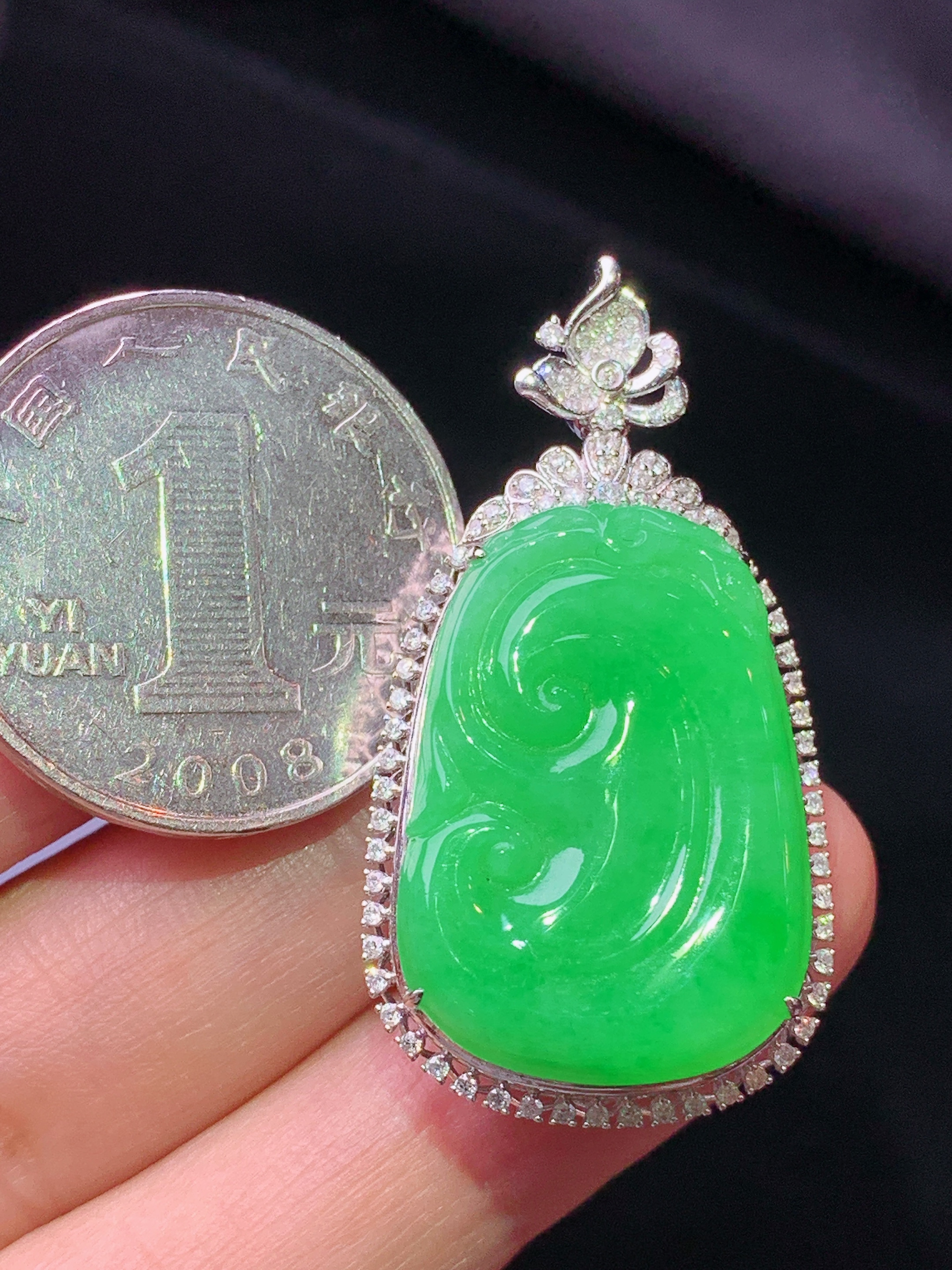 18k金钻镶嵌翠绿如意吊坠 玉质细腻 色泽艳丽清新 水润亮眼 整体尺寸38.5*20.5*9.8k1