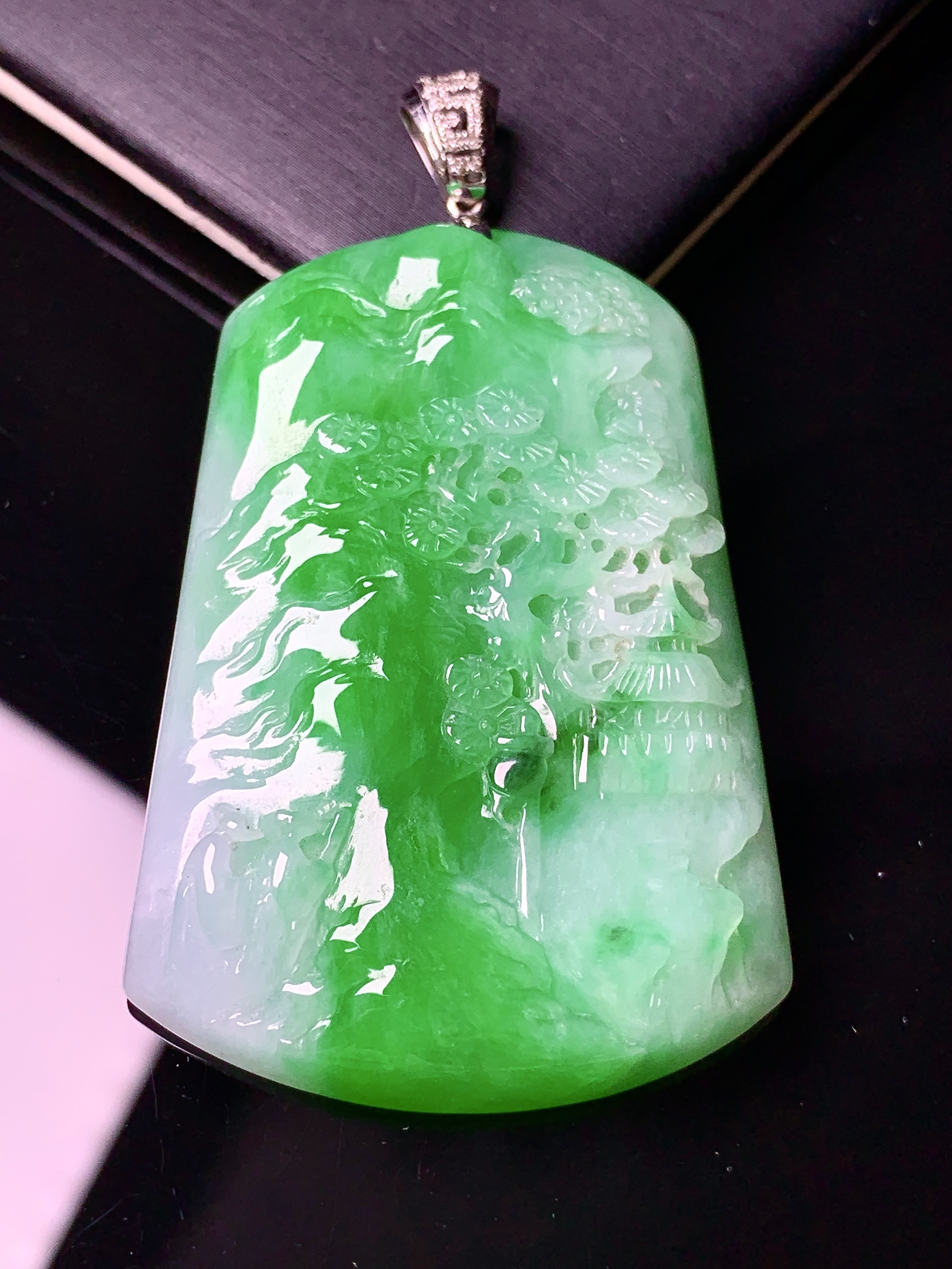 18k金镶嵌翠绿山水牌子吊坠 玉质细腻 色泽艳丽清新 水润亮眼 整体尺寸61.5*35.3*6.6L