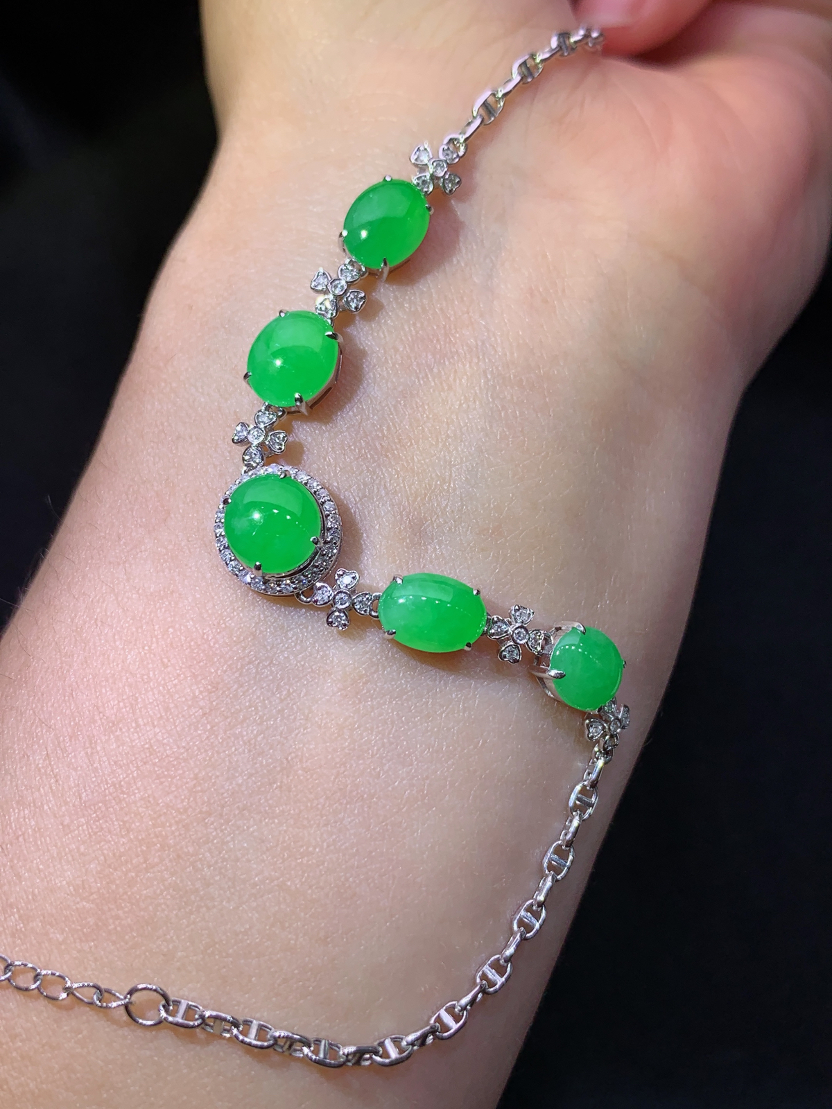 冰阳绿蛋面手链，18k金镶嵌，款式新颖，冰润色阳，种水足，Lp 尺寸7.3*6.7*2.2