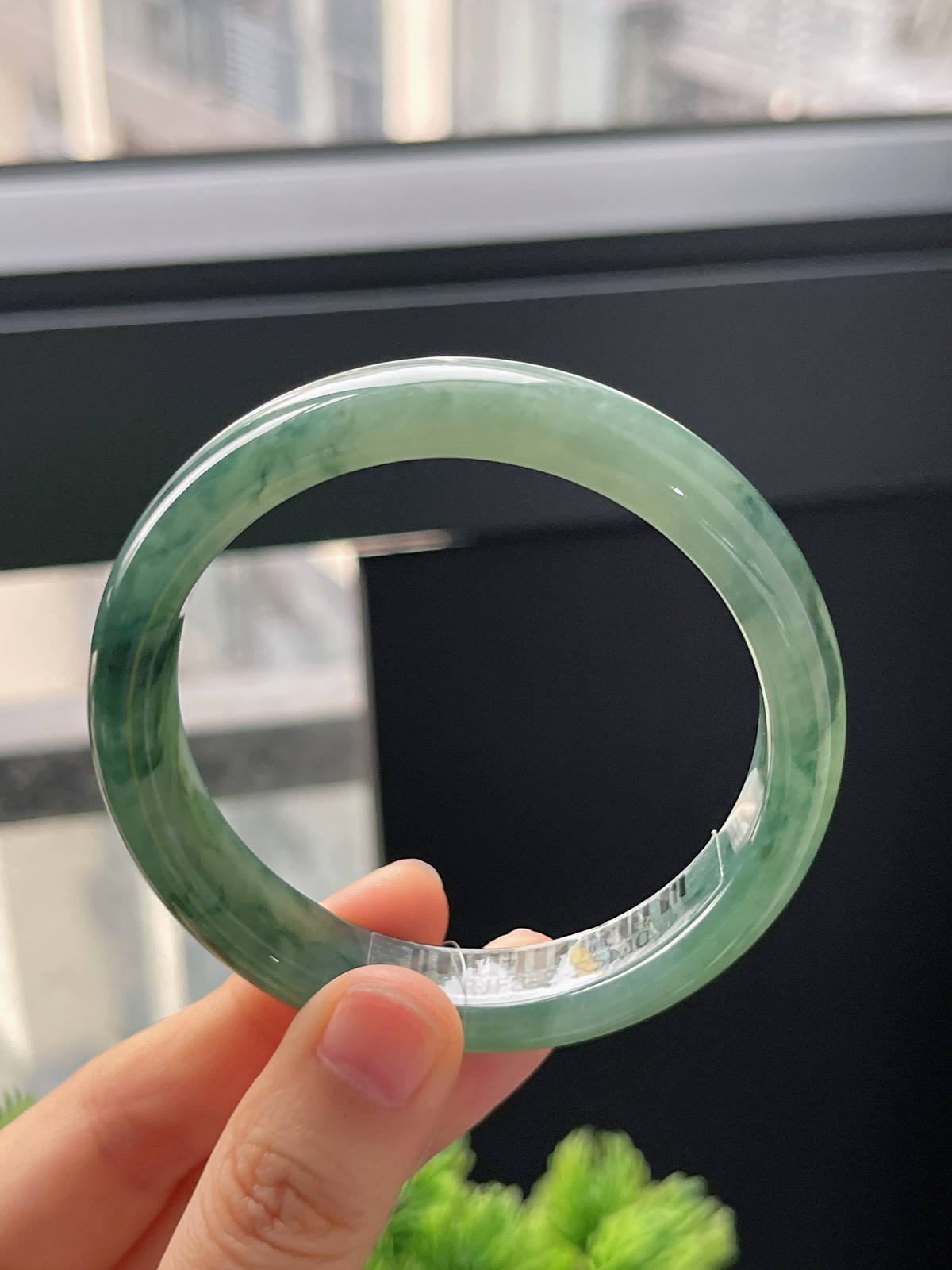 正圈55.8圈口，翡翠冰糯种飘绿手镯