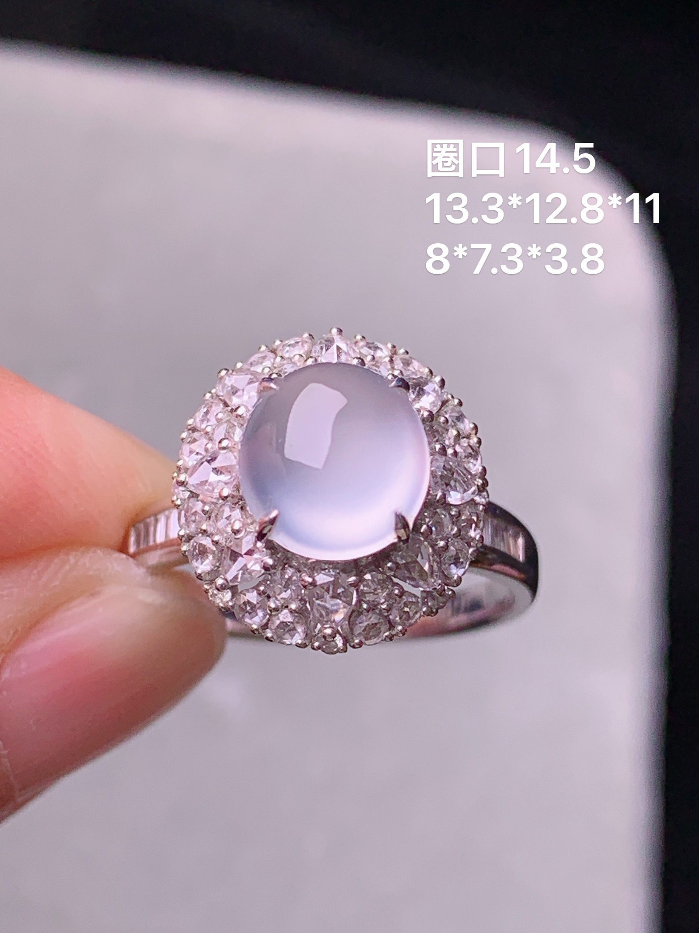 18k金钻镶嵌冰种蛋面戒指 玉质细腻 色泽艳丽清新 水润亮眼 圈口14.5 整体尺寸13.3*12.8*11t1