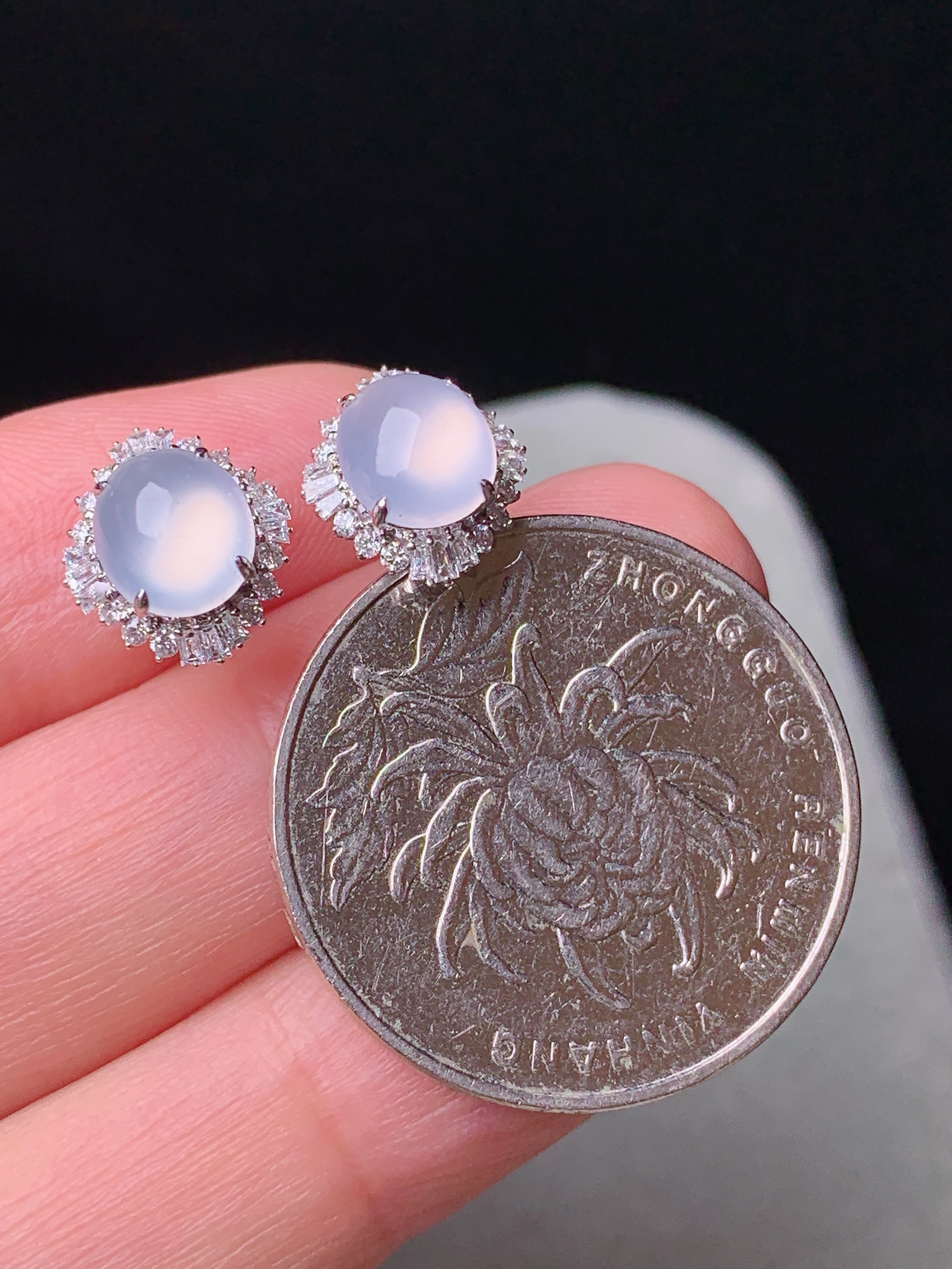 18k金钻镶嵌冰种蛋面耳钉 玉质细腻 色泽艳丽清新 水润亮眼 整体尺寸10.8*9.6*6.2t5