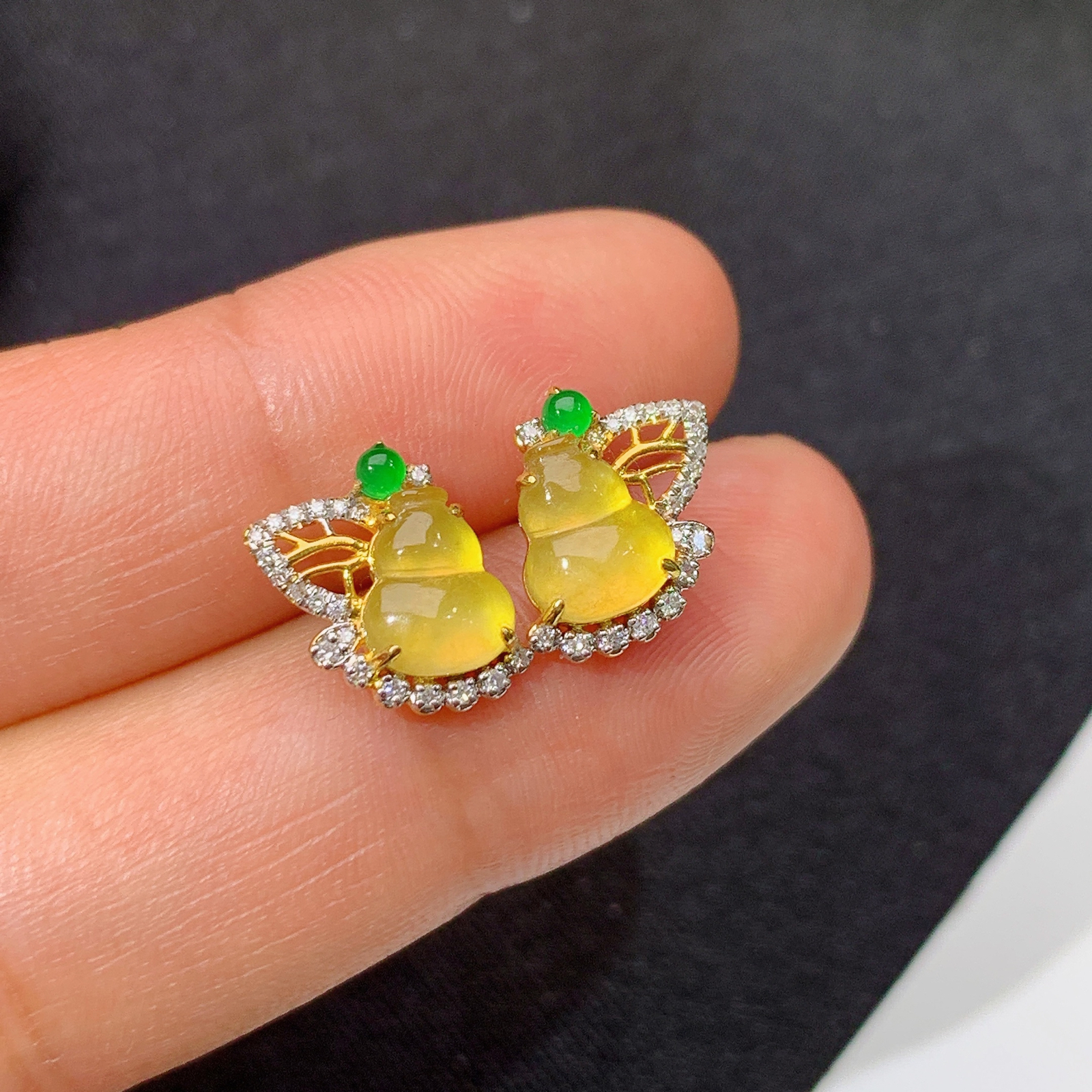 冰黄翡葫芦耳钉，18k金镶嵌，款式新颖，冰润鲜艳，种水足，Mi 尺寸6.6*5.3*2