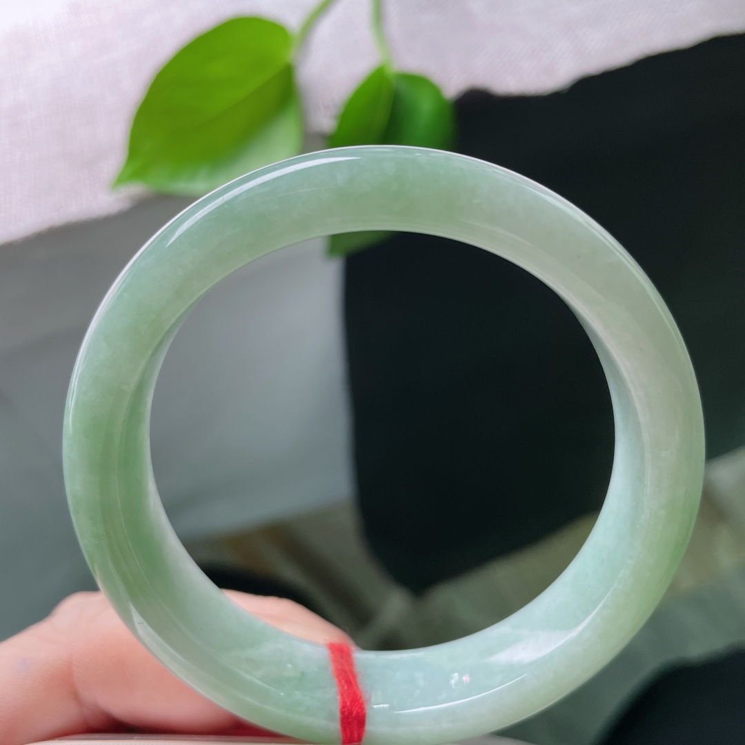 57.5/13.4/8.2，芙蓉绿正圈，料子细腻干净，水润，佩戴知性优雅，棉线，ss47151a