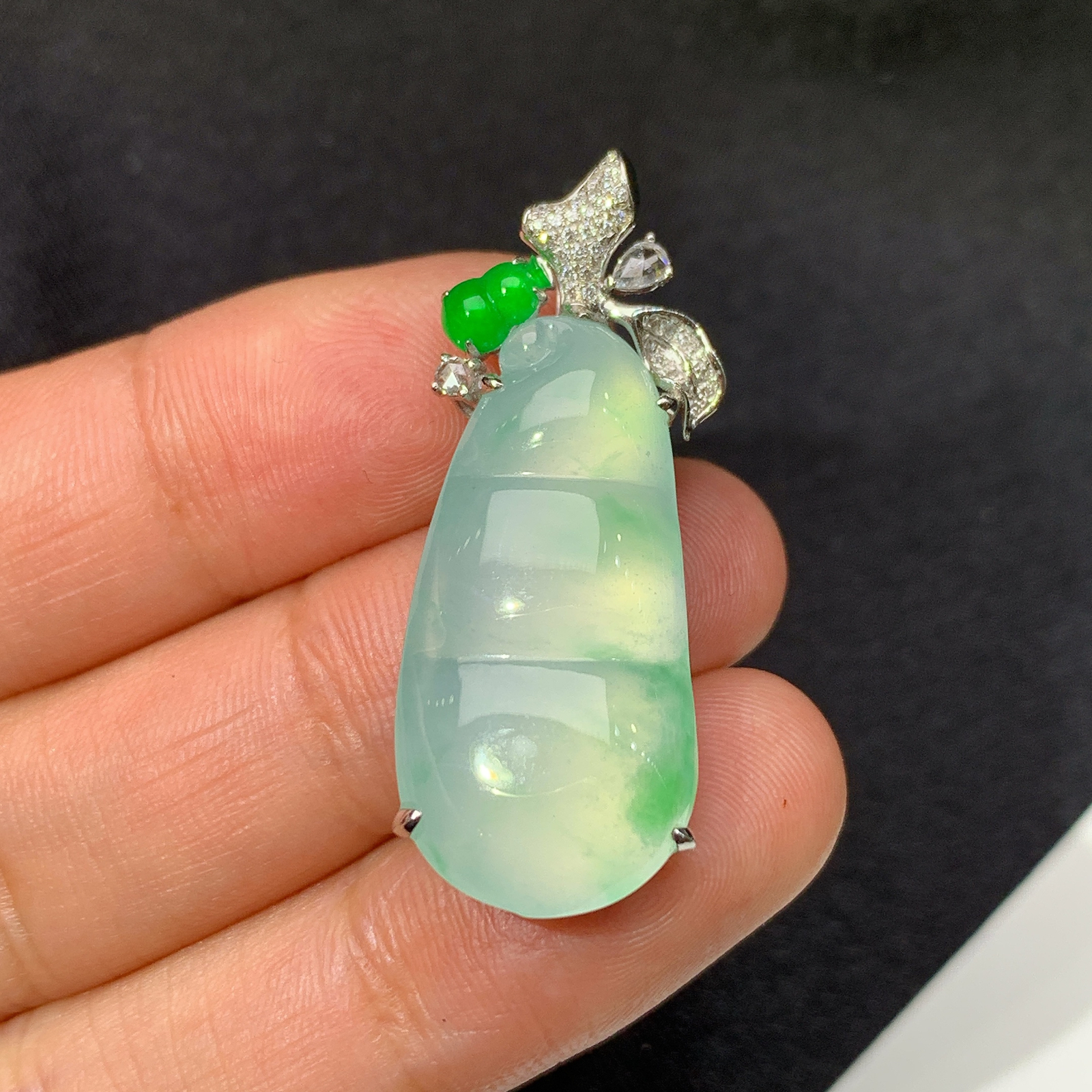 冰飘绿福豆吊坠，18k金镶嵌，冰润饱满，玉质细腻，种水足，Jz 尺寸35.3*13.6*7