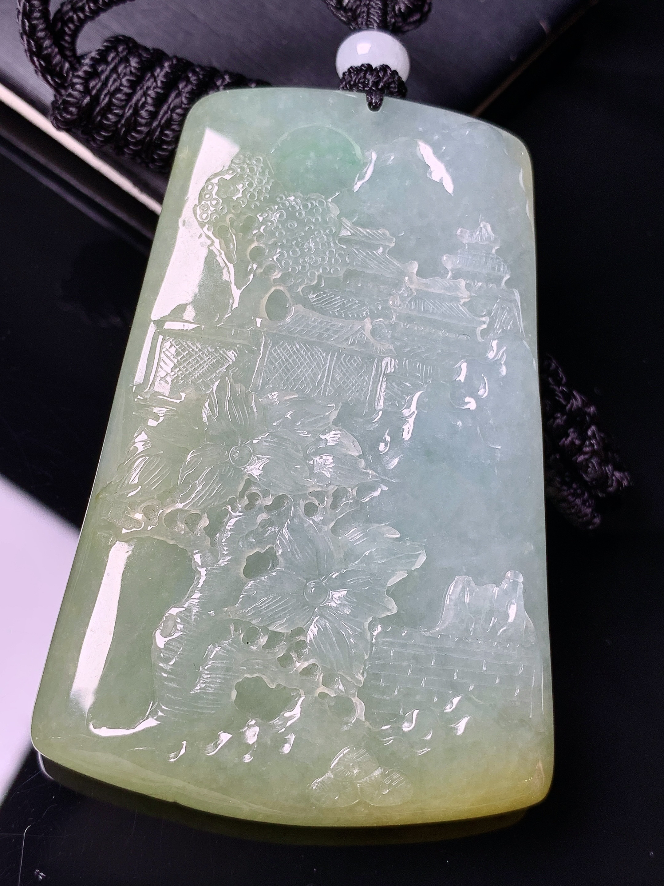 淡黄翡山水牌子吊坠 玉质细腻 色泽艳丽清新 水润亮眼 整体尺寸63.8*42.8*7.3L1