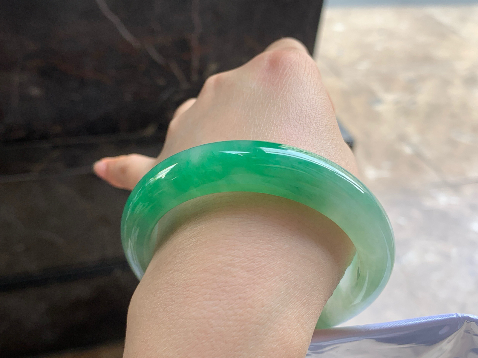 55-12.8-8.9

绿色手镯^_^鲜艳 玉质温润