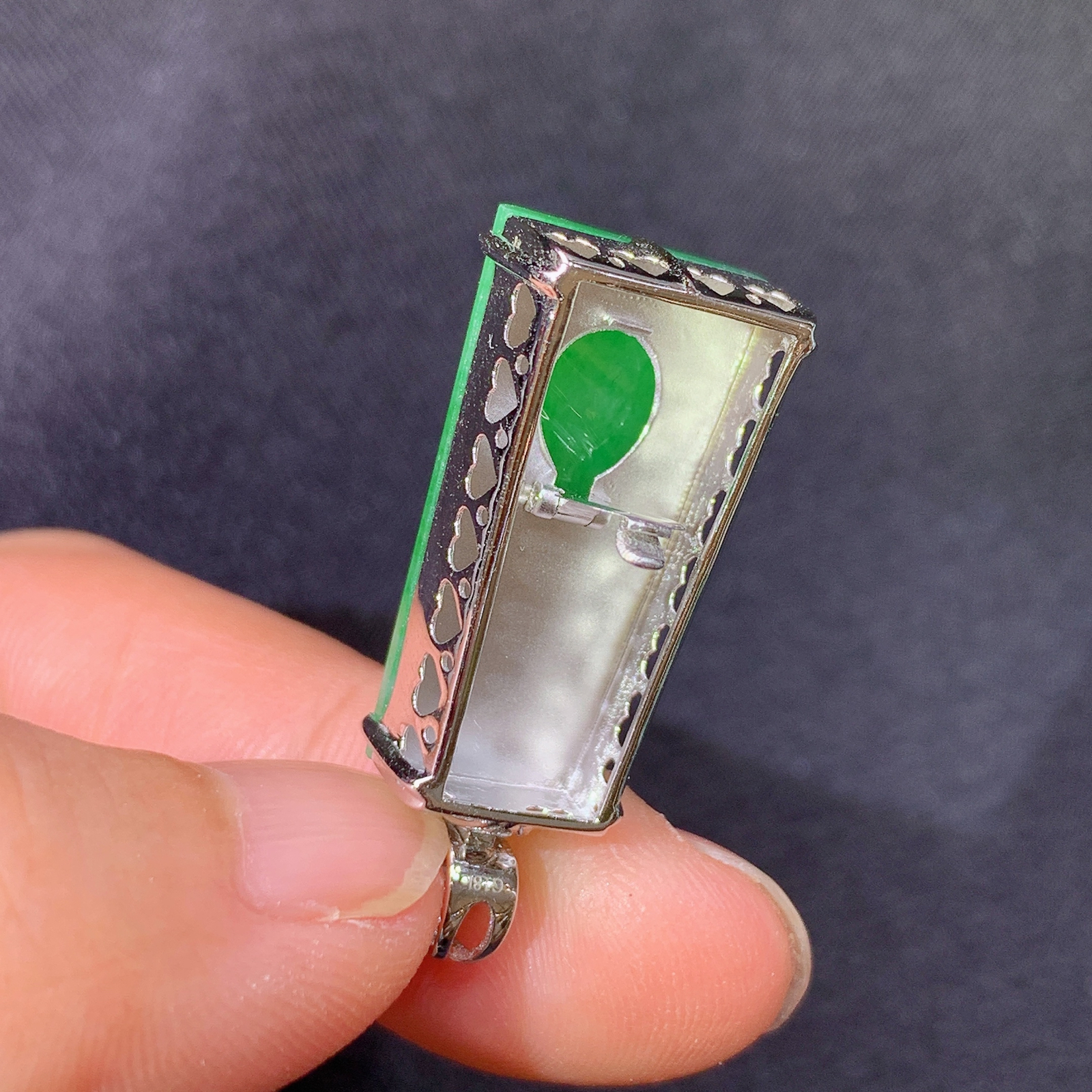 阳绿无事牌吊坠，18k金镶嵌，冰润色阳，玉质细腻，种水足，Xj 尺寸30.3*12.7*7.4