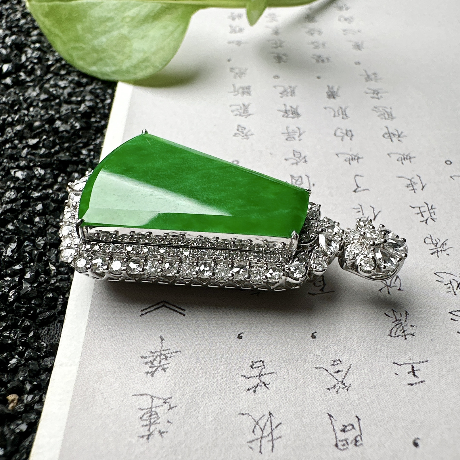 【冰种满绿无事牌】飘浓绿色泽，种水上乘，通透闪亮，晶莹剔透。18K金钻镶嵌，裸石尺寸24.2*16.8*2.5毫米。