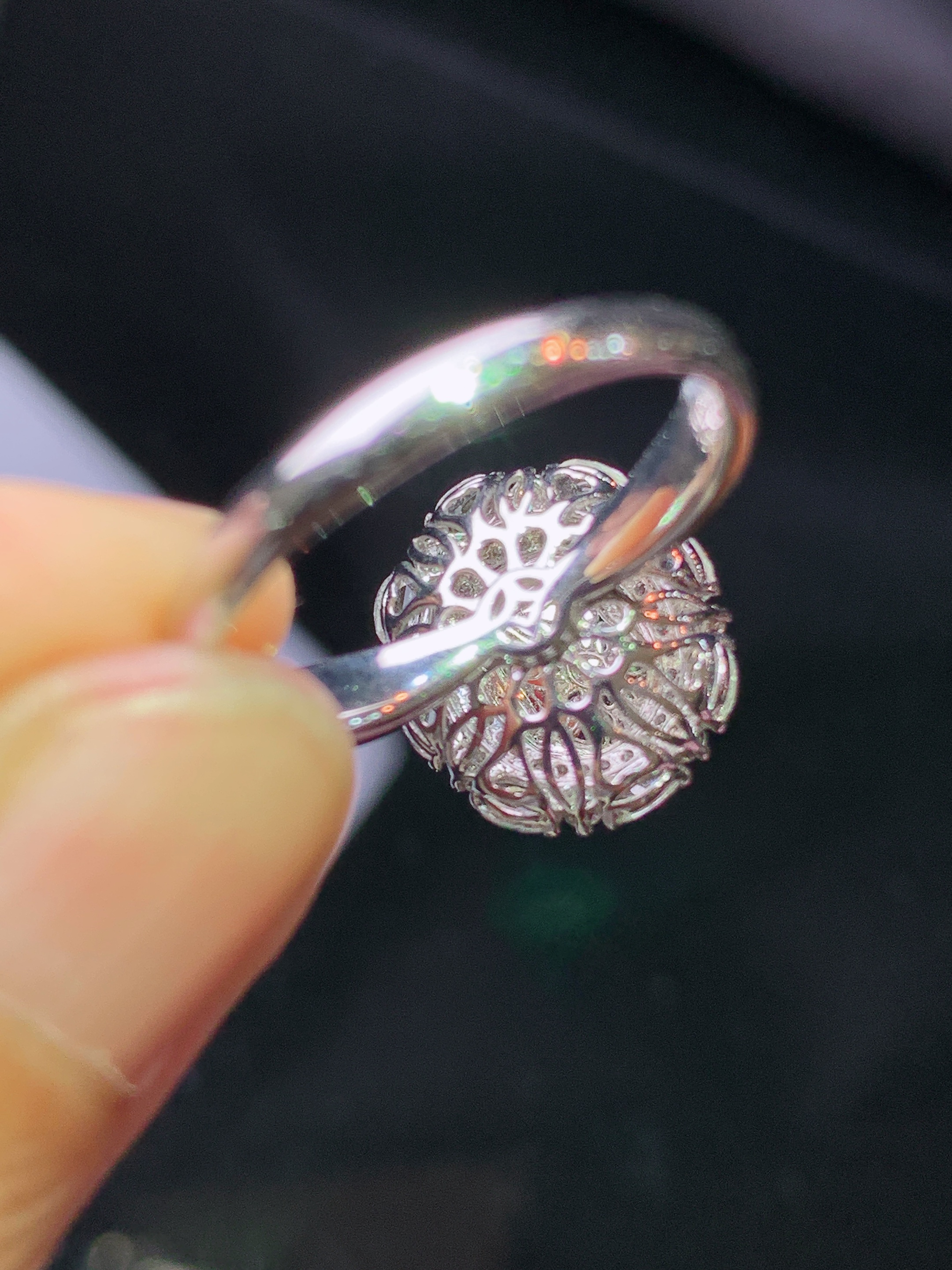 18k金钻镶嵌翠绿蛋面戒指 玉质细腻 色泽艳丽清新 水润亮眼 圈口13.5整体尺寸14*12.2*12k1