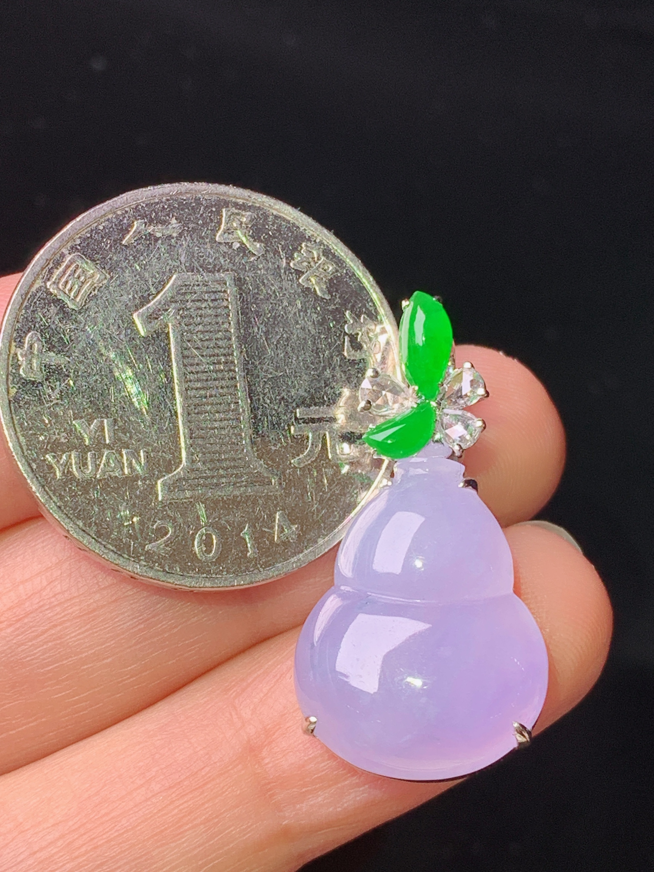 18k金钻镶嵌淡紫罗兰葫芦吊坠 玉质细腻 色泽艳丽清新 水润亮眼 整体尺寸28.6*14.6*7m5