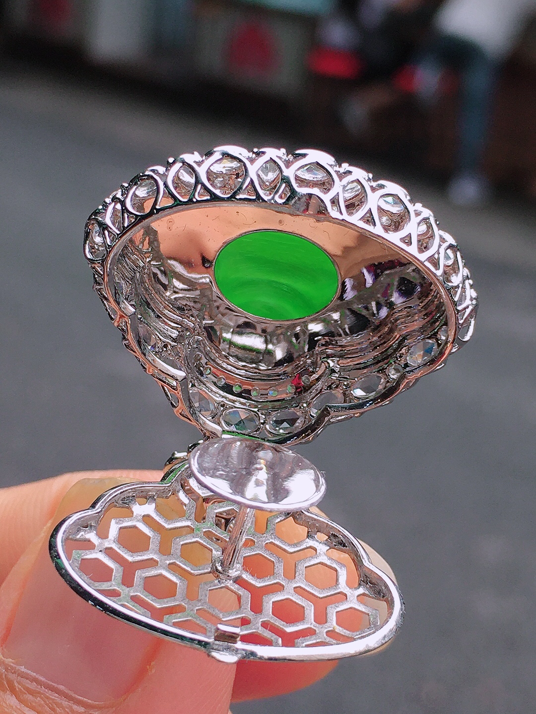 阳绿佛公吊坠，色泽均匀艳丽，玉质细腻，荧光感超
强，饱满圆润，尽显优雅气质，18k
金豪华镶嵌