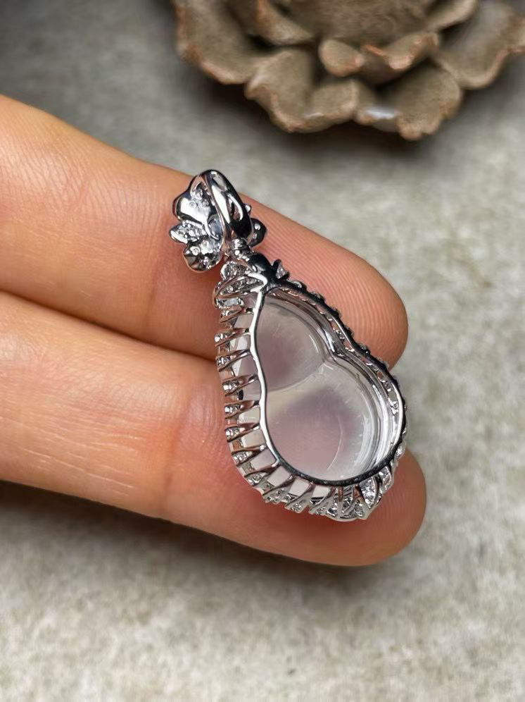 冰种葫芦吊坠、真金真钻镶嵌，种水好，玉质细腻 .裸石尺寸 18.6*13.2‘