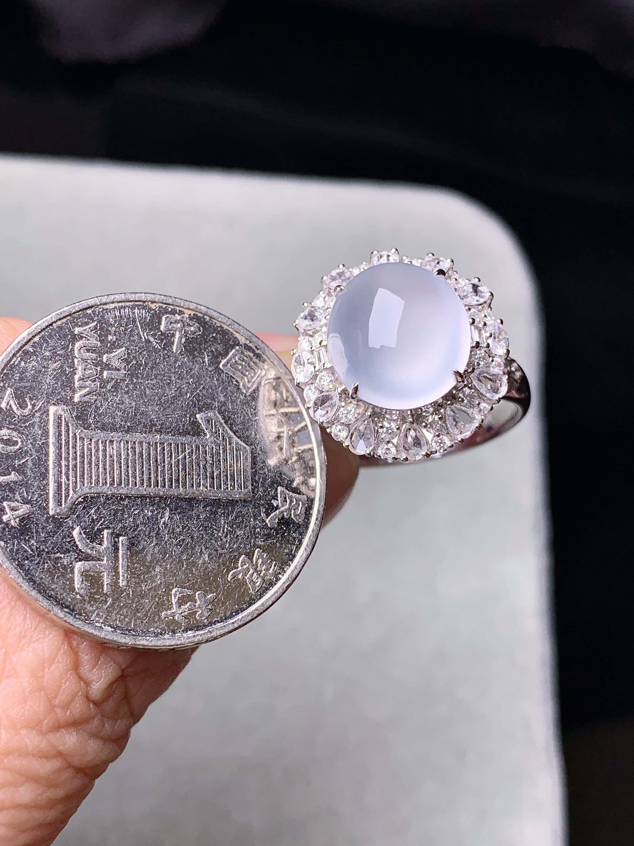 18k金钻镶嵌冰种蛋面戒指 玉质细腻 色泽艳丽清新 水润亮眼 圈口14.5 整体尺寸15.8*15*11t1