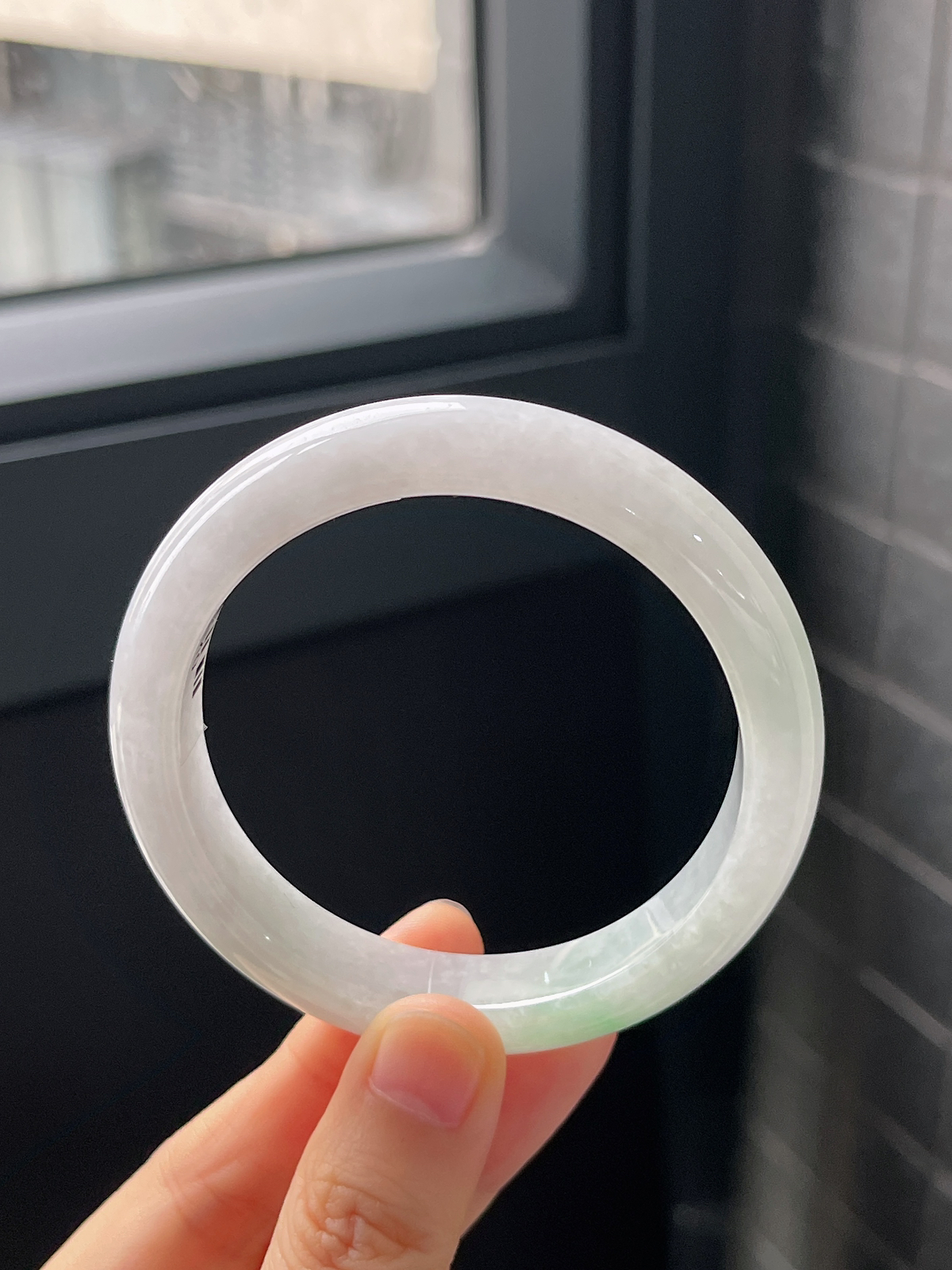 正圈55圈口，翡翠糯化种淡绿色手镯