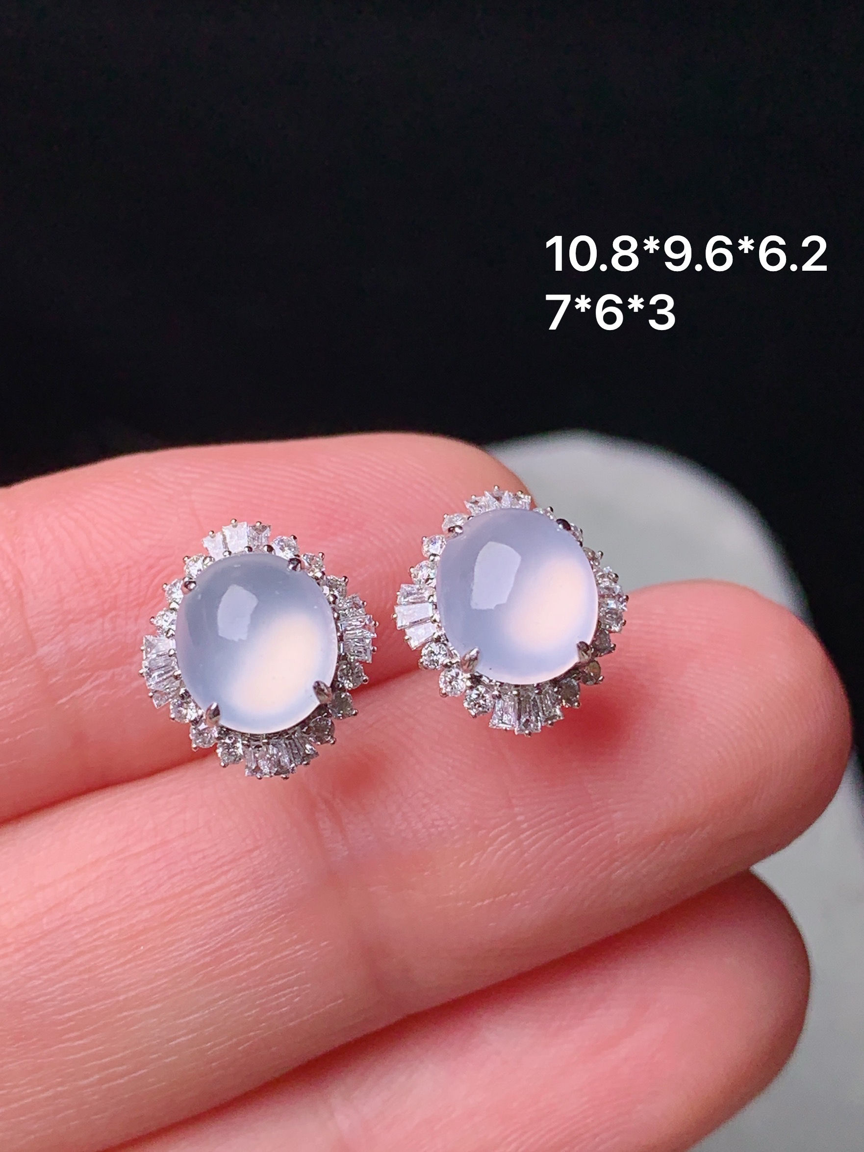 18k金钻镶嵌冰种蛋面耳钉 玉质细腻 色泽艳丽清新 水润亮眼 整体尺寸10.8*9.6*6.2t5