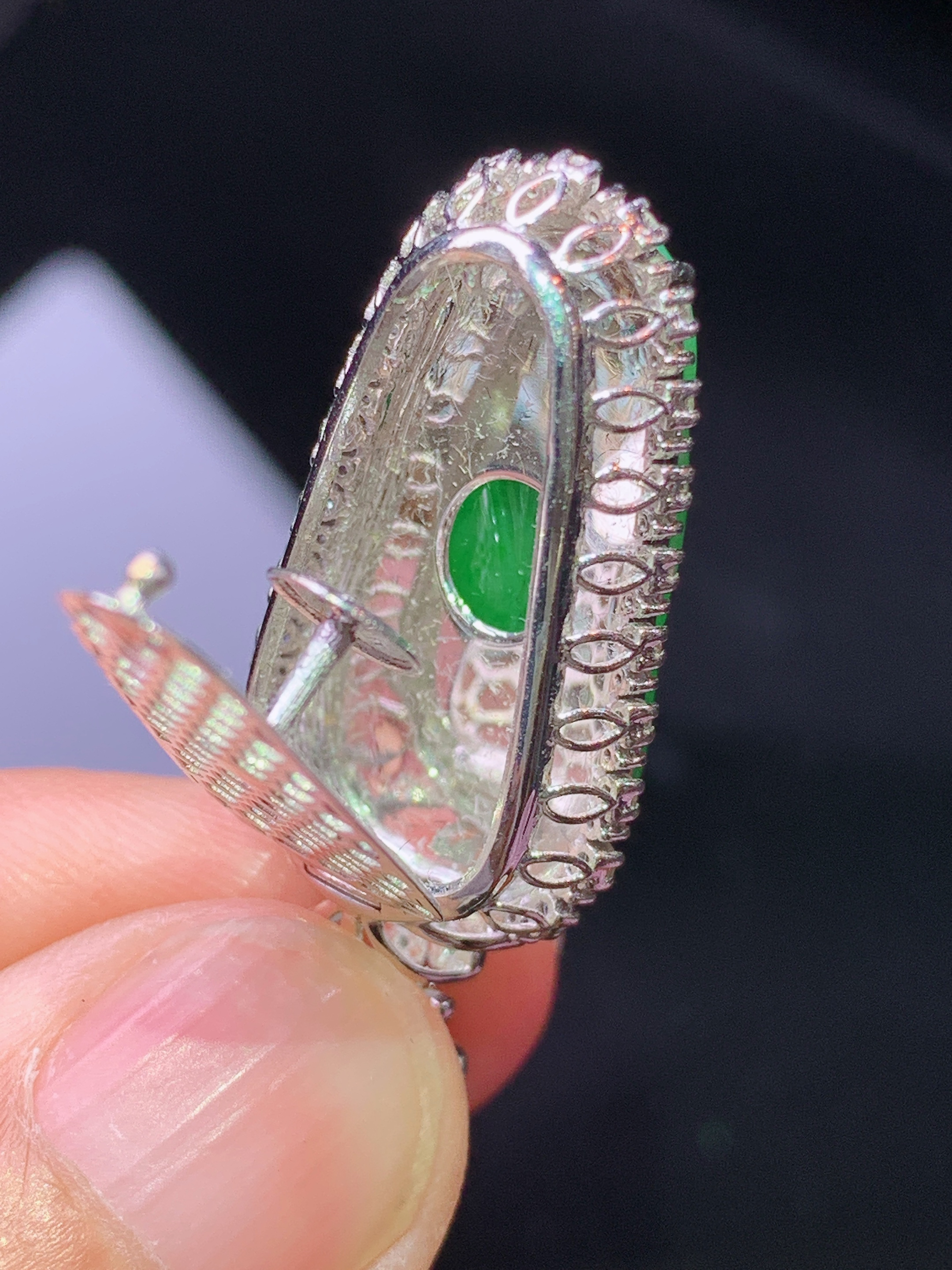 18k金钻镶嵌满绿树叶吊坠 玉质细腻 色泽艳丽清新 水润亮眼 整体尺寸34.6*14.6*8.8k1