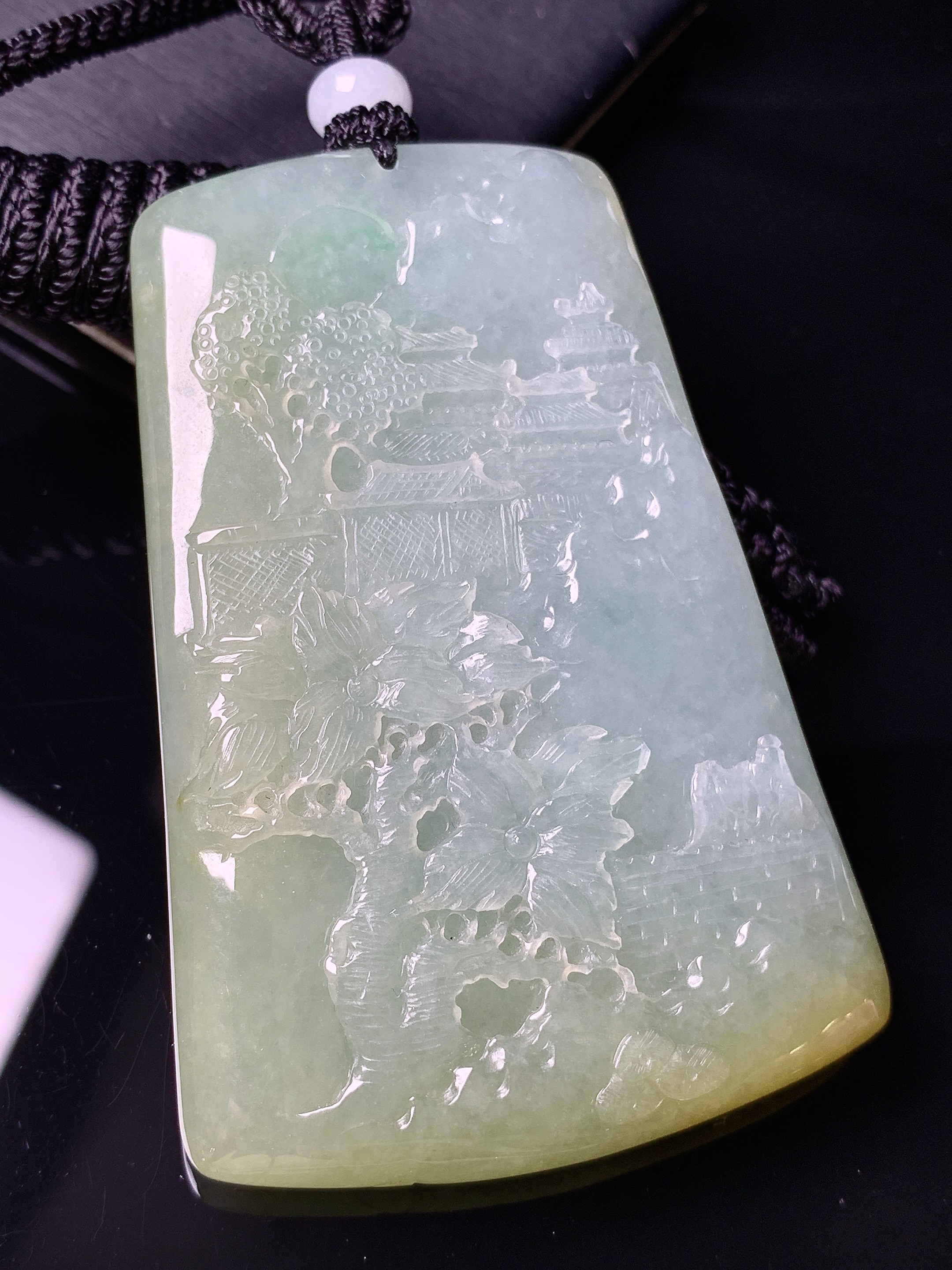 淡黄翡山水牌子吊坠 玉质细腻 色泽艳丽清新 水润亮眼 整体尺寸63.8*42.8*7.3L1