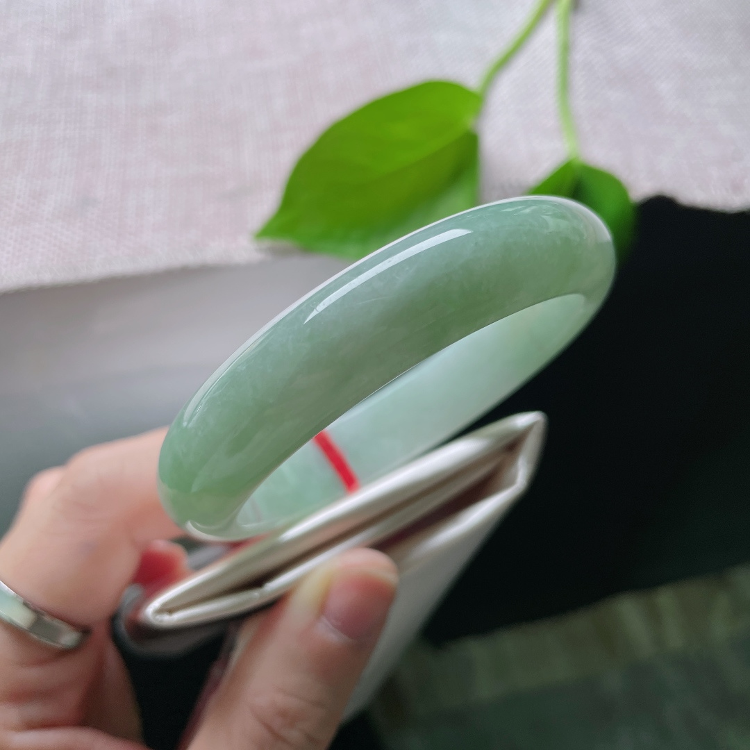 57.5/13.4/8.2，芙蓉绿正圈，料子细腻干净，水润，佩戴知性优雅，棉线，ss47151a